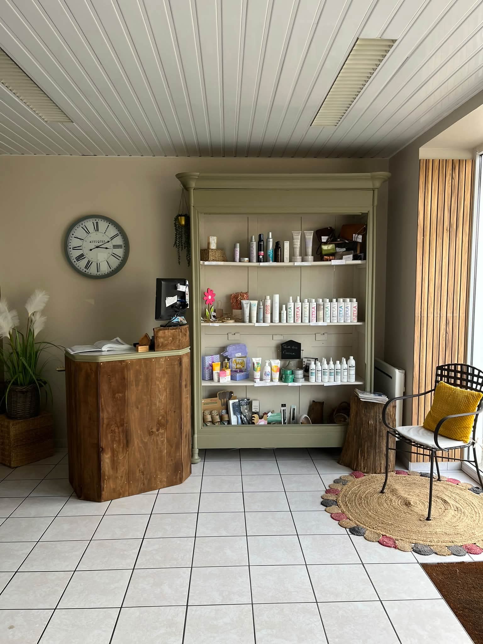 ✂️ À VENDRE – Salon de coiffure à Romagny : une belle opportunité à saisir !

Vous rêvez de vous installer à votre compte ou de développer votre activité de coiffure ? Découvrez ce joli salon situé à Romagny, dans un village d’environ 1 500 habitants.

✨ Un salon plein de charme, chaleureux et avec un beau potentiel !

Le salon a bénéficié d’un rafraîchissement, avec des peintures refaites et une décoration repensée pour offrir un cadre agréable et accueillant à la clientèle.

Ses atouts :

* Un salon au cadre chaleureux et convivial.
* Une clientèle de proximité et un environnement à taille humaine.
* Un beau potentiel de développement pour une personne motivée.
* Une opportunité idéale pour une première installation ou pour un professionnel souhaitant développer son activité avec un deuxième salon.

🤝 Un véritable plus pour les futurs acquéreurs : une employée est actuellement en poste et assure la gestion du salon. Elle serait prête à poursuivre l’aventure aux côtés des nouveaux propriétaires ! Sa présence pourrait permettre une transition plus sereine et assurer une continuité dans la vie du salon.

Que vous souhaitiez vous lancer dans une première aventure professionnelle ou développer votre activité existante, ce salon offre une belle opportunité de concrétiser votre projet.

🌟 Un salon qui ne demande qu’à poursuivre sa belle histoire avec de nouveaux propriétaires !

📩 Vous êtes intéressé(e) ? Contactez-moi en message privé pour obtenir plus de renseignements et organiser une visite.