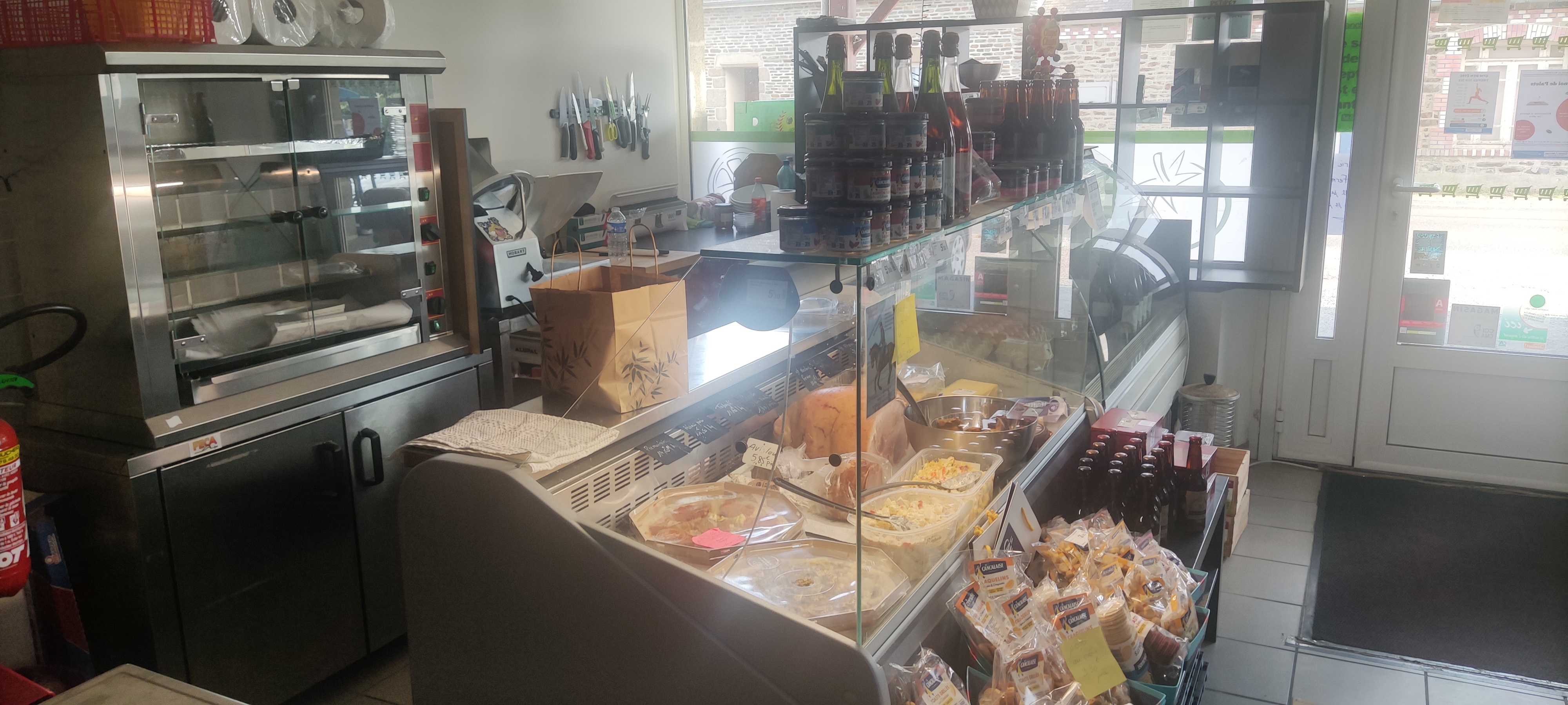 Dans un petit village de Normandie a 20 km du Mont St Michel 
Manche (50) : Dans une commune de la région d'Avranches (50300), sur un axe routier passager, à vendre un fonds de commerce de supérette, relais poste, presse, dépôt de pain  et de.gaz, retrait Crédit Agricole , fleurs, retouches,  traiteur.

Locaux composés d'un magasin d'une surface d'environ 55 m², d'une réserve  et d'un laboratoire.

Parking devant l'établissement.

Logement t4 à l'étage (possibilité de l'occuper ou de le sous-louer). Avec un terrain de 500 M2 clôturé sur l arrière.


Affaire pouvant convenir à une ou deux  personne .  Développement française des jeux et tabac. 

Prix net vendeur de 80 000 € + 7 % TTC (5,83 % HT) des honoraires d'agence à la charge de l'acquéreur.
Surface commerciale : 55 m²
Surface totale : 100 m²

Points fort :
- Un axe passager.
- Stationnement.
- Logement.

Loyer mensuel : 832 € HT hors charges
Logement de fonction présent : oui