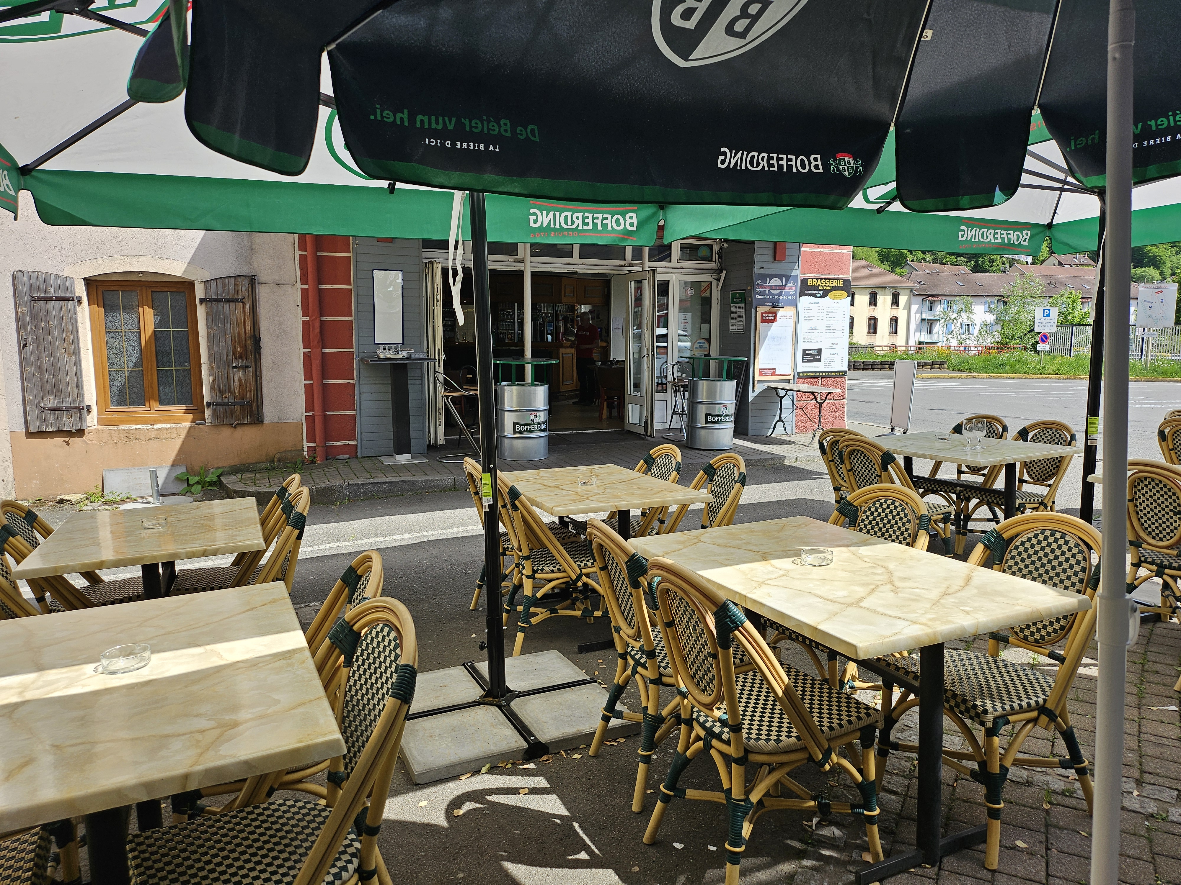 🔴 À VENDRE EN URGENCE – BAR-BRASSERIE DU PONT À PONT-DE-ROIDE (25) 🔴
🍻 UNE VÉRITABLE INSTITUTION DEPUIS PLUS DE 100 ANS !
📍 Prix de vente : fond de commerce 120 000 € négociable
💼 Une belle opportunité pour un couple souhaitant reprendre une affaire reconnue et développer son propre projet professionnel !
Après de nombreuses années consacrées à faire vivre notre établissement, nous souhaitons aujourd'hui passer la main et profiter d'une retraite bien méritée. À 69 ans pour moi et 64 ans pour ma compagne, le moment est venu de transmettre cette belle affaire à de nouveaux repreneurs.
Situé en plein cœur de Pont-de-Roide, le Bar-Brasserie du Pont est un établissement historique, connu et apprécié, qui fait partie de la vie locale depuis plus de 150 ans. Un lieu incontournable où se retrouvent chaque jour habitués, amis, collègues et clients de passage.
🍻 UN ÉTABLISSEMENT AUX MULTIPLES ACTIVITÉS
Le Bar-Brasserie du Pont vous accueille 7 jours sur 7, toute l'année, sans aucun jour de fermeture !
Vous pourrez y développer plusieurs activités complémentaires :
•	☕ Bar convivial pour boire un verre entre amis ou collègues.
•	🍽️ Restauration le midi et le soir, avec une carte variée et un menu du jour à 14,90 €.
•	🎰 Activités de jeux et services : PMU, Amigo, jeux de grattage et Loto.
•	🚬 Vente de cigarettes pour dépanner la clientèle.
🏠 DES ESPACES AGRÉABLES ET FONCTIONNELS
L'établissement dispose de :
•	🍽️ Une salle de restauration d'environ 35 places.
•	🍻 Une salle bar d'environ 35 places.
•	🌞 Une terrasse d'environ 40 places, idéale aux beaux jours.
•	🚗 Un parking privé, permettant à la clientèle de se garer facilement.
•	🏡 Un appartement de plus de 200 m² situé au-dessus de l'établissement, destiné aux futurs gérants.
Un véritable avantage pour un couple souhaitant vivre sur place et concilier vie professionnelle et vie personnelle.
📈 UNE AFFAIRE EN PLEIN DÉVELOPPEMENT !
Le chiffre d'affaires est en constante progression, avec une augmentation estimée à environ 15 % pour l'année en cours.
Un établissement déjà en activité, bénéficiant d'une histoire de plus de 150 ans, d'une clientèle existante et de plusieurs sources de revenus.
Une belle base pour poursuivre l'activité, apporter ses propres idées et continuer à faire grandir cette institution locale !
❤️ UNE PAGE SE TOURNE, UNE AUTRE S'ÉCRIT !
Nous souhaitons aujourd'hui transmettre notre établissement à des repreneurs motivés, sérieux et désireux de poursuivre cette belle histoire.
Vous êtes un couple à la recherche d'une affaire à reprendre, avec un logement spacieux sur place et une activité déjà établie ? Cette opportunité mérite toute votre attention !
💰 Prix de vente : fond de commerce 120 000 € négociable
🔴 VENTE URGENTE – CAUSE DÉPART À LA RETRAITE
📍 BAR-BRASSERIE DU PONT
5, place du Général-de-Gaulle
25150 Pont-de-Roide-Vermondans
📞 Pour tout renseignement complémentaire ou pour organiser une visite, merci de nous contacter directement.
Une institution de plus de 100 ans attend ses nouveaux repreneurs pour écrire la suite de son histoire !