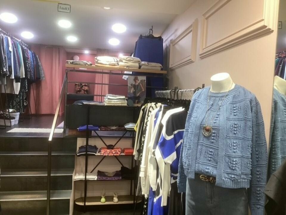 Découvrez ce local commercial de 60 m² entièrement rénové avec accessibilité PMR. Idéalement situé en plein cœur de ville. 

Avec une activité en pleine croissance depuis sa reprise en septembre 2020 : le chiffre d’affaires a grimpé à +26% 

En contrat de franchise Fée Maraboutée.

En 2023, la devanture a été totalement refaite en termes de menuiserie et de double vitrage + un système de climatisation réversible a été installé.