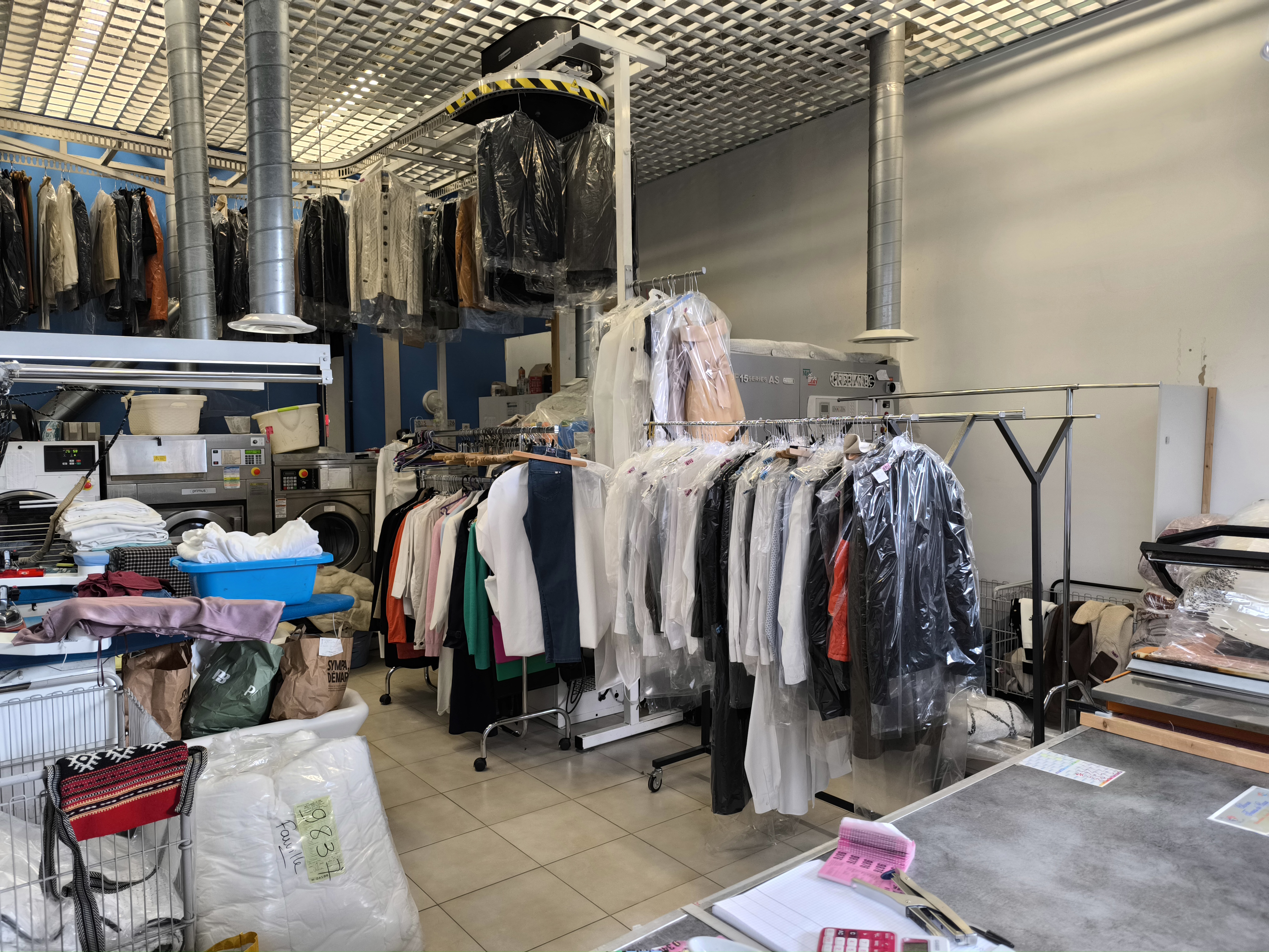 Vend pressing cause retraite dans galerie marchande très fréquentée, Machine a sec  de 5 ans entièrement révisée annuellement,  factures de révision à l'appui grand convoyeur, machine a laver.
Installée depuis 16 ans .
CA régulier a hauteur de 150000€
Loyer attractif pour être dans une galerie 1750 € HT.
Je pourrais accompagner les acheteurs quelques mois.
Le prix est hors frais de notaire.