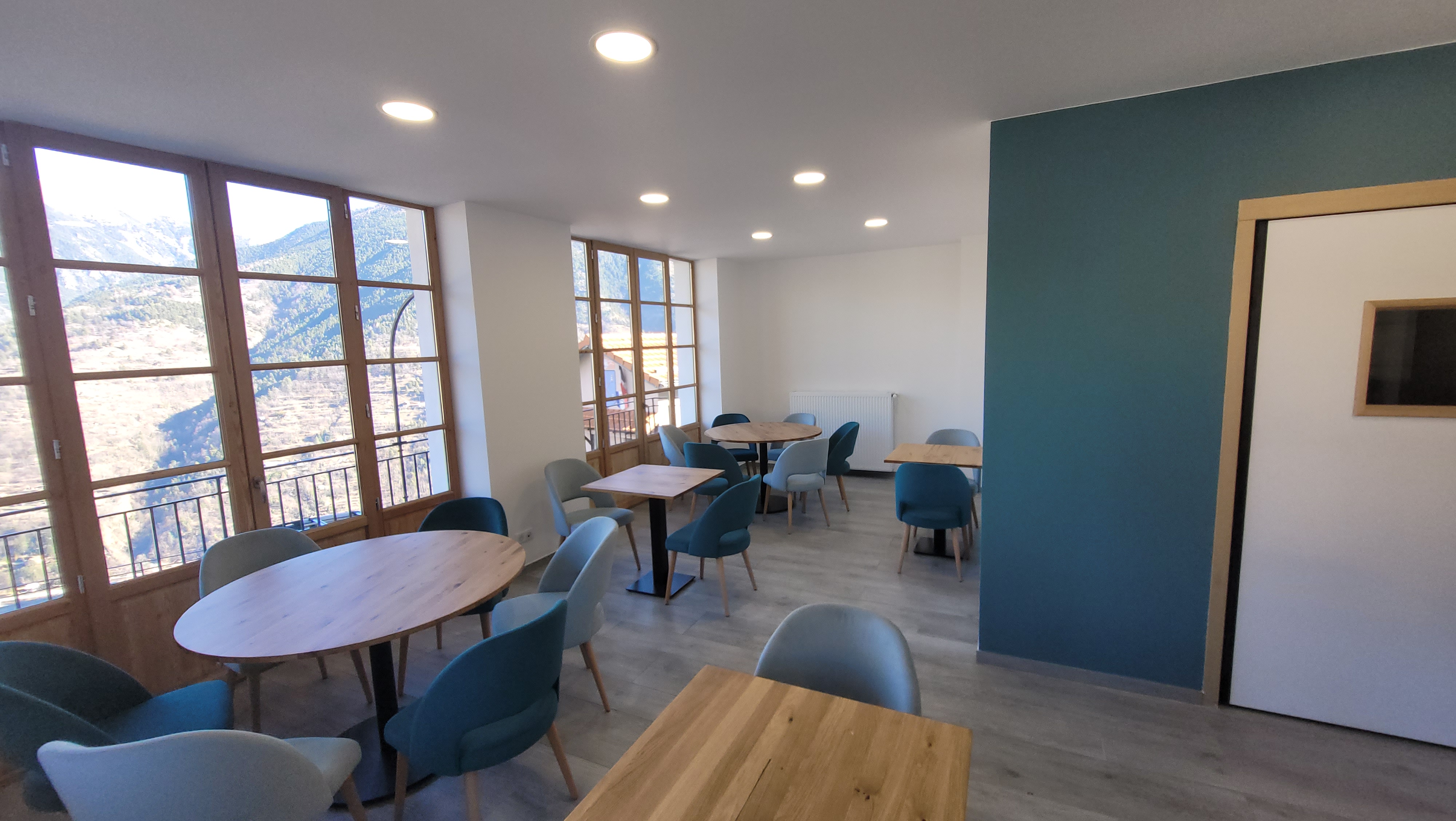 Nous cherchons preneurs pour le bar-restaurant du village.

Nous proposons un établissement rénové, équipé, d'environ 80 places assises et d'une grande terrasse. Un studio tout équipé complète cet établissement ainsi qu'une licence 4.

Nous cherchons des preneurs souhaitant faire vivre ce lieu de vie important pour le village avec une activité brasserie et restauration, accessible à tous, aux habitants du village mais également pour faire rayonner le village auprès des habitants de la vallée de la Vésubie et des touristes.

L'établissement bénéficie d'une situation géographique exceptionnelle avec une vue dégagée sur les montagnes.

Nous étudierons les candidatures en fonction de la cuisine proposée mais également de l'ambiance et de la qualité de l'accueil souhaitées.

Ouverture à l'année avec des périodes de fermetures envisageables. 

Les conditions administratives et financières sont disponibles sur demande.

Notre beau village vous attend.