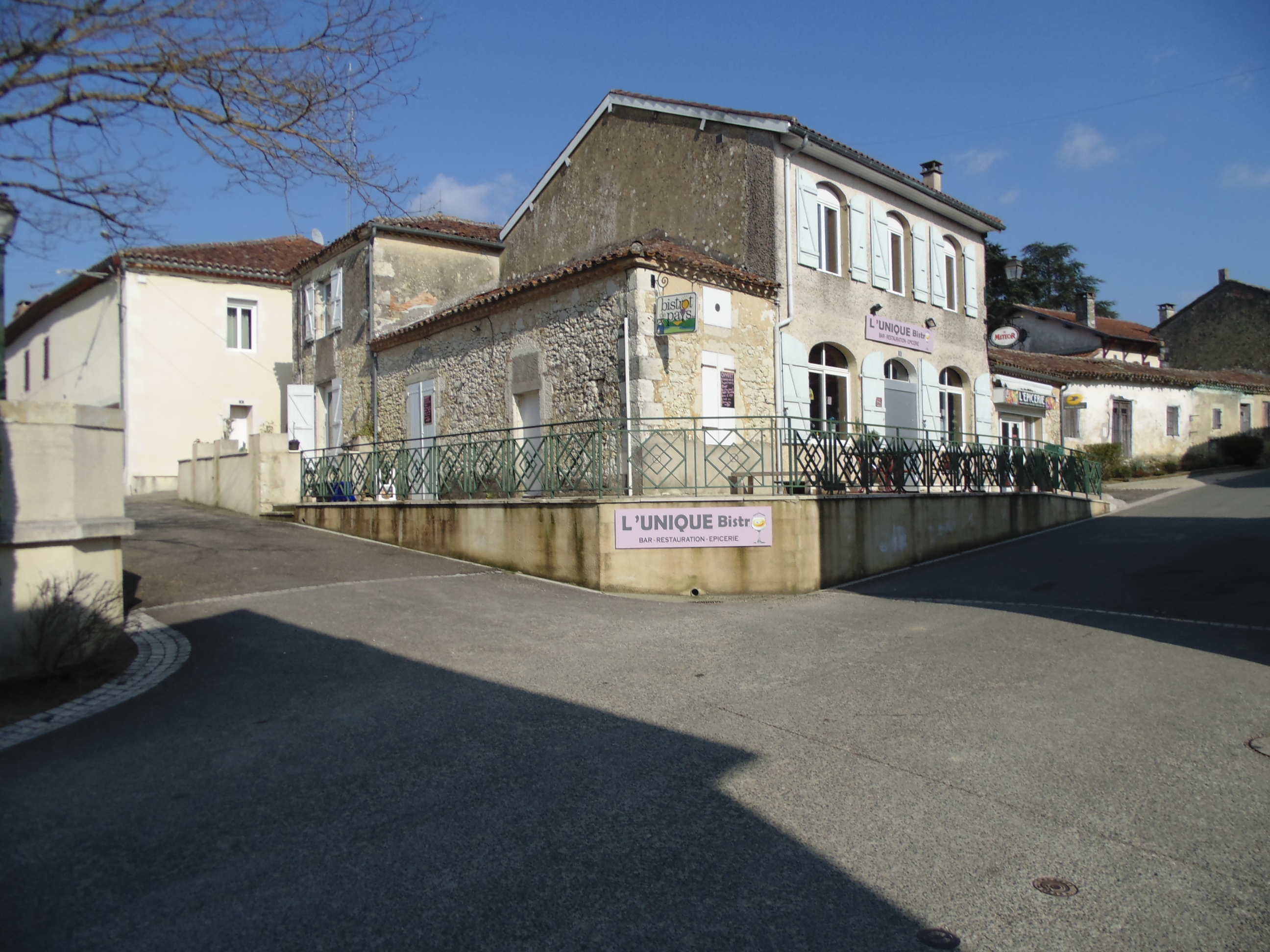 A louer commerce de proximité dans village de 400 habitants : bar, restauration. Possibilité de créer d'autres services (épicerie, gaz, ect...)
Bâtiment comprenant :
- Au rez-de-chaussée 2 salles avec tout le matériel et les équipements, une cuisine équipée, une réserve et l'ancienne épicerie,
- A l'étage, un appartement avec 3 chambres, une grande salle de séjour cuisine.
- Garage à disposition
Loyer très modéré