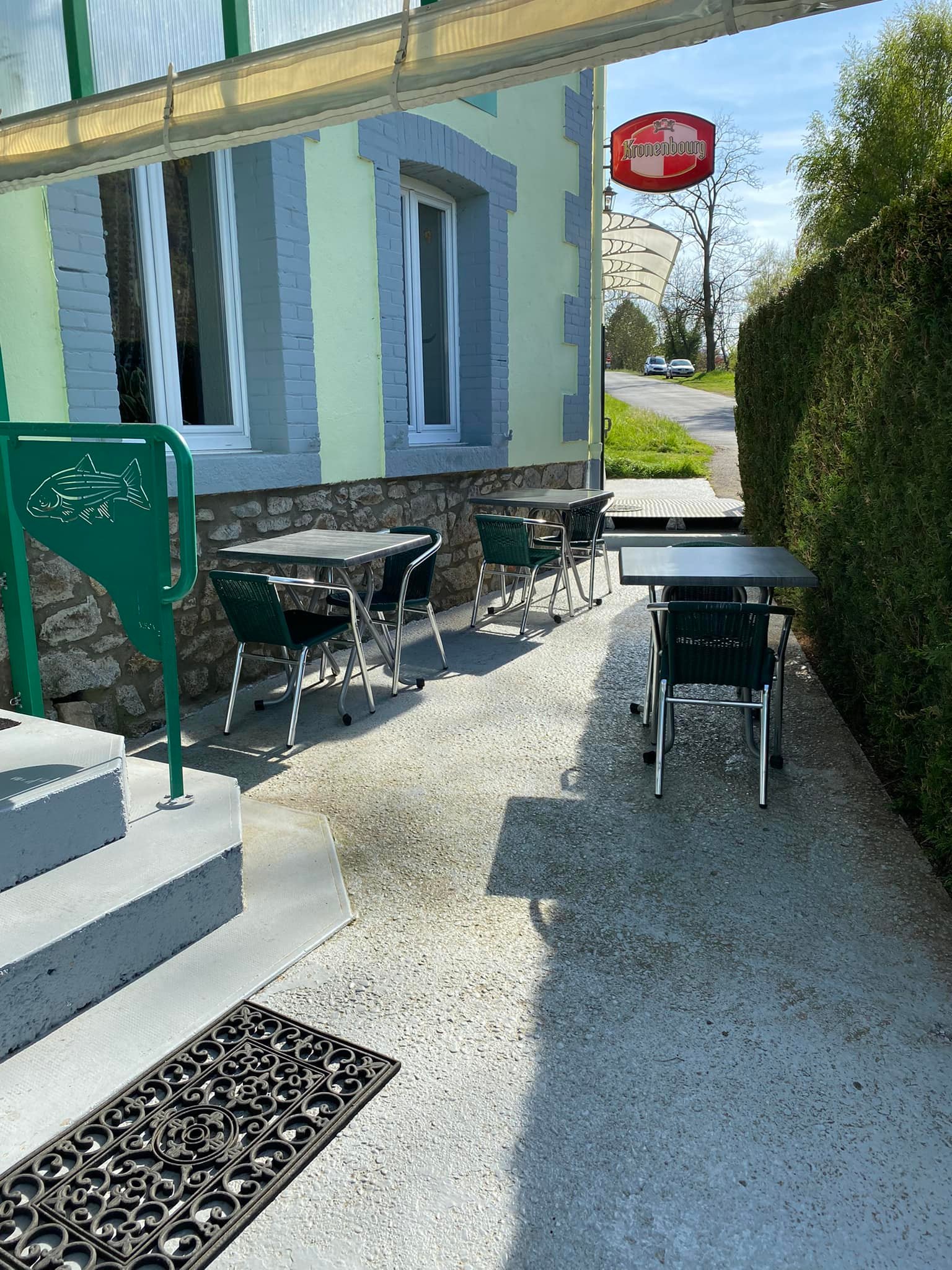 Bel opportunité pour restaurateurs dans un cadre verdoyant et proche de la Loire. capacité 60 couverts intérieur et 60 couverts extérieur. 
L'exploitation peut être gérée par un couple avec l'aide d'extras certains jours de la semaine.
Affaire saine et rentable avec un bon potentiel de développement.
Une belle opportunité pour s'installer dans un cadre agréable tout en exploitant un restaurant prospère.
Tout proche d'un jeu de pétanque, sur un parcours de marche, vélo, également proche d'un centre de canoé kayak.
Pas de personnel à reprendre, l'équipement est complet, aux normes avec un accès PMR, le stationnement est à proximité immédiat.
Possibilité de logement sur place.
Nous souhaitons vendre pour un départ en retraite bien mérité.