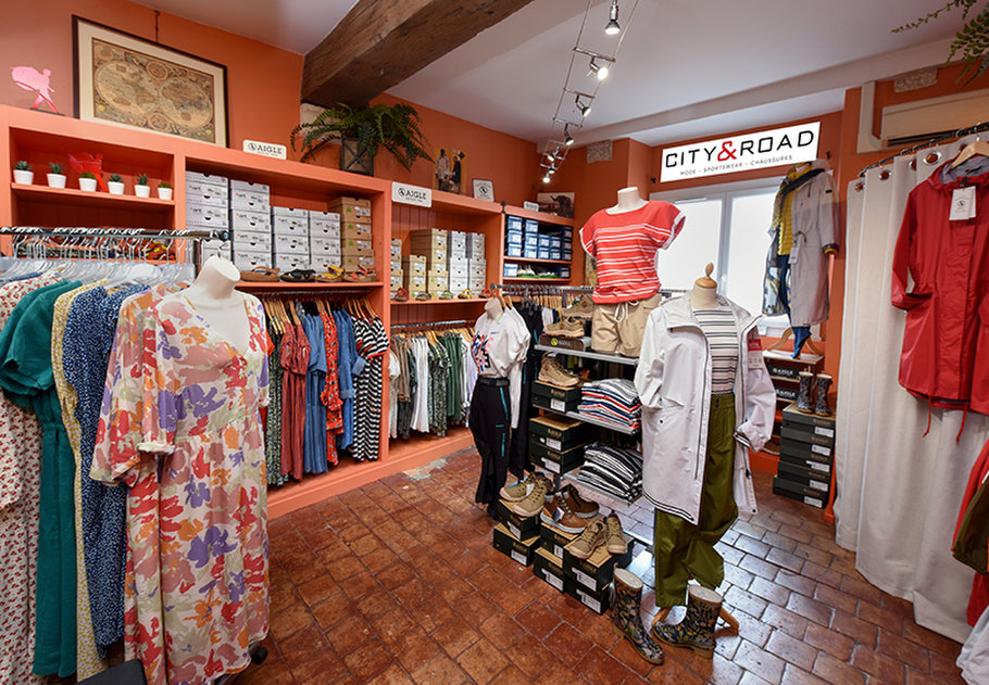 Située au cœur de Cosne-Cours-sur-Loire, cette boutique de prêt-à-porter féminin, chaussures et accessoires bénéficie d'une excellente notoriété. Elle attire une clientèle fidèle provenant du bassin Sancerrois, du Loiret et de la Nièvre, ainsi que des résidents secondaires et touristes, notamment parisiens.

Points forts du commerce :
•	Emplacement stratégique en centre-ville, offrant une visibilité optimale.
•	Offre diversifiée de vêtements, chaussures et accessoires de marques reconnues.
•	Clientèle locale fidèle et régulière.
•	Locaux en excellent état, sans travaux à prévoir, avec une bonne isolation thermique permettant une maîtrise des charges.
•	Affaire immédiatement exploitable. 

Données financières :
•	Chiffre d'affaires annuel : plus de 240 000 €.
•	Excédent Brut d'Exploitation (EBE) : supérieur à 40 000 €.
•	Prix de cession du fonds de commerce : 110 000 €.

Cette opportunité conviendrait parfaitement à une personne passionnée par le commerce de détail, souhaitant s'investir dans une activité rentable au sein d'une commune dynamique.

Pour plus d'informations ou pour manifester votre intérêt, veuillez contacter la Chambre de Commerce et d'Industrie (CCI) de la Nièvre via le site Transentreprise : https://www.transentreprise.com/offres/fiche/BFC240772C/boutique-de-pret-a-porter-chaussure-et-bagagerie/bourgogne-franche-comte/nievre/bourgogne-nivernaise