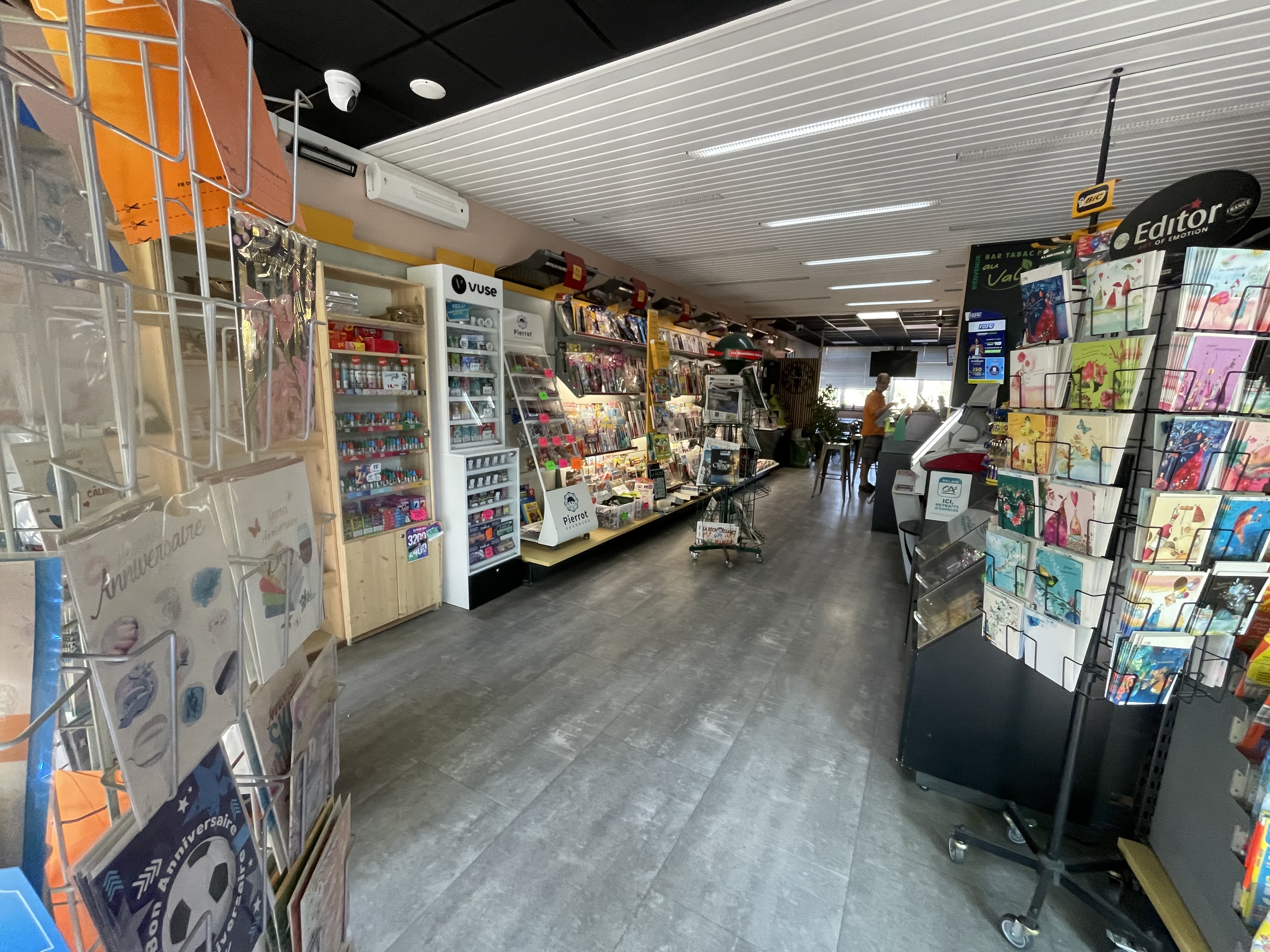 Vends fonds de commerce (cause santé) :  Bar (licence III) Tabac Presse  PMU FDJ au Puy en VELAY (43) , dans un quartier totalement rénové en 2024/2025 où se trouve plusieurs commerces : Pressing, Pizzeria, Boulangerie, Pharmacie, Boucherie.
Le magasin spacieux et traversant à lui aussi été totalement rénové en 2023 : nouveau agencement, peintures et sols plus devantures.
Le système de sécurité a été totalement remplacé en 2025. Aucun investissement à prévoir.
Excellent rapport rentabilité .
Idéal pour un couple ou plusieurs associés.