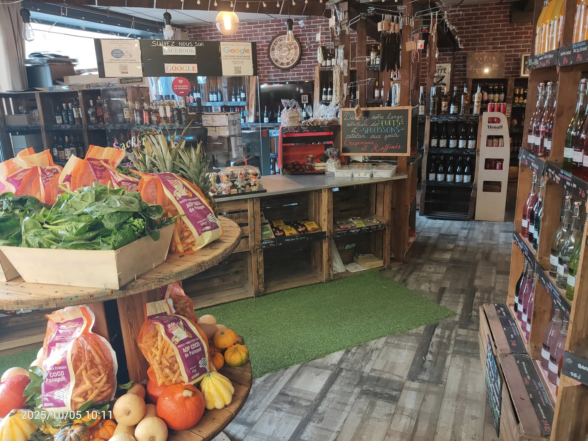 Idéalement située dans une ville touristique élue 3ᵉ village préféré des Français en 2022 dans l’émission de Stéphane Bern, L’Épicerie Quintinaise est bien plus qu’un commerce de proximité : c’est un lieu de vie, de partage et de saveurs.
Installée dans un cadre authentique, avec ses 600 caisses de pommes en bois d'origine datant de 1950, notre épicerie vous accueille dans une ambiance chaleureuse et familiale. Produits locaux, fruits & légumes frais, cave à vins, bières artisanales… ici, tout est sélectionné avec soin pour vous offrir le meilleur du quotidien.

Vu à la télévision : TF1, M6, et dans le Top 5 TripAdvisor !

Emplacement n°1 en plein centre, grand parking 50 places centre-ville. 2 places 15 minutes devant le magasin.

Nombreuses facilités ( proximité des commerces, mairie, banques, écoles, lycée... )