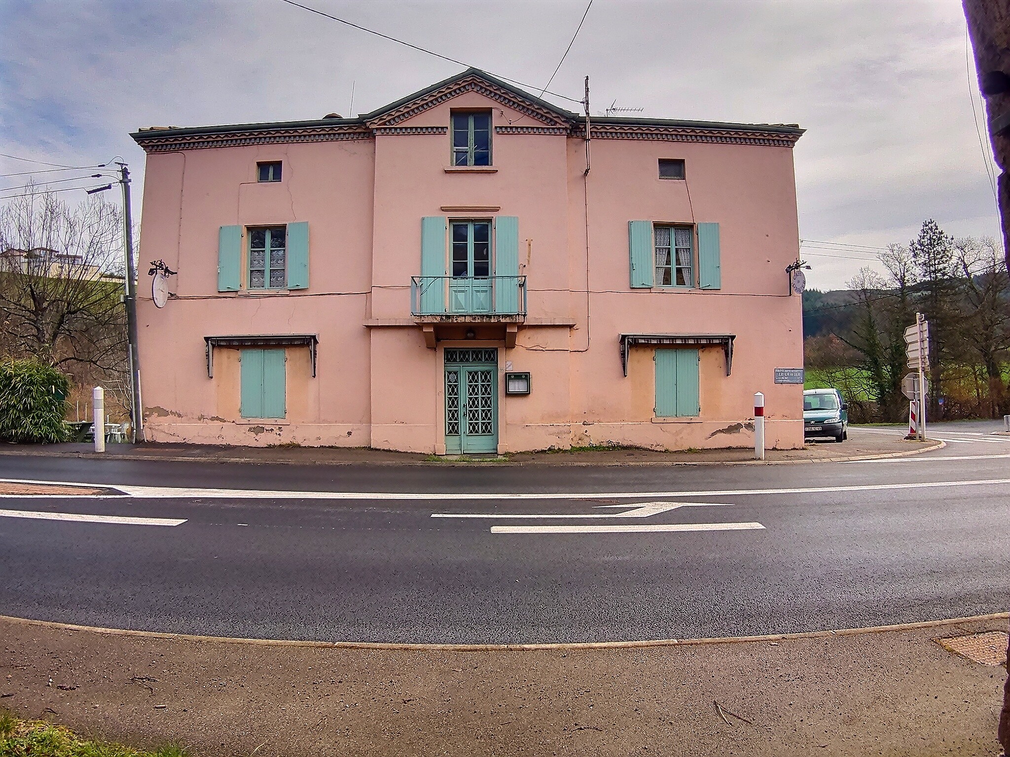 Affaire à reprendre et Ensemble immobilier commerce bar restaurant à vendre emplacement 1er ordre !
Découvrez cet ensemble immobilier exceptionnel situé à Saint-Nizier-d'Azergues, offrant un emplacement de 1er ordre et un fort potentiel. Cet ensemble comprend un Bar-Restaurant, une habitation, des terrains, des granges, parkings et bien plus encore.
Emplacement de choix dans un quartier dynamique et de passage
Licence IV en cours de validité à négocier en supplément.