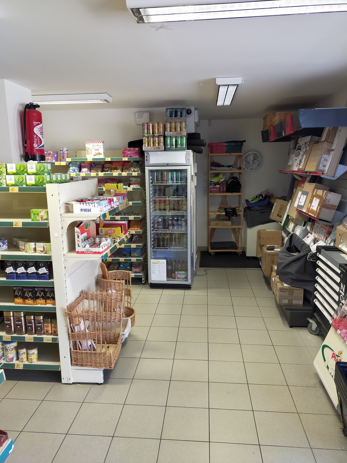 Dans une commune en fort développement de la région Saint-Malo, vends fonds supérette, relais colis.
Magasin agréable.
Parking devant le local.
Affaire idéale pour une personne.
Surface de vente de 70 m².
Loyer mensuel de 610 €.
Prix net vendeur : 30 000 € + 10 % TTC (8,33 % HT) d'honoraires agence à la charge de l'acquéreur.
Les informations sur les risques auxquels ce bien est exposé sont disponibles sur le site Géorisques : georisques.gouv.fr.
Contact : Agence MOHAN TRANSACTIONS - RCS RENNES 810 806 661 - Carte professionnelle délivrée par la préfecture d'Ille et Vilaine N° 2201 2018 000 030 018 - Tel : 07 86 64 18 04