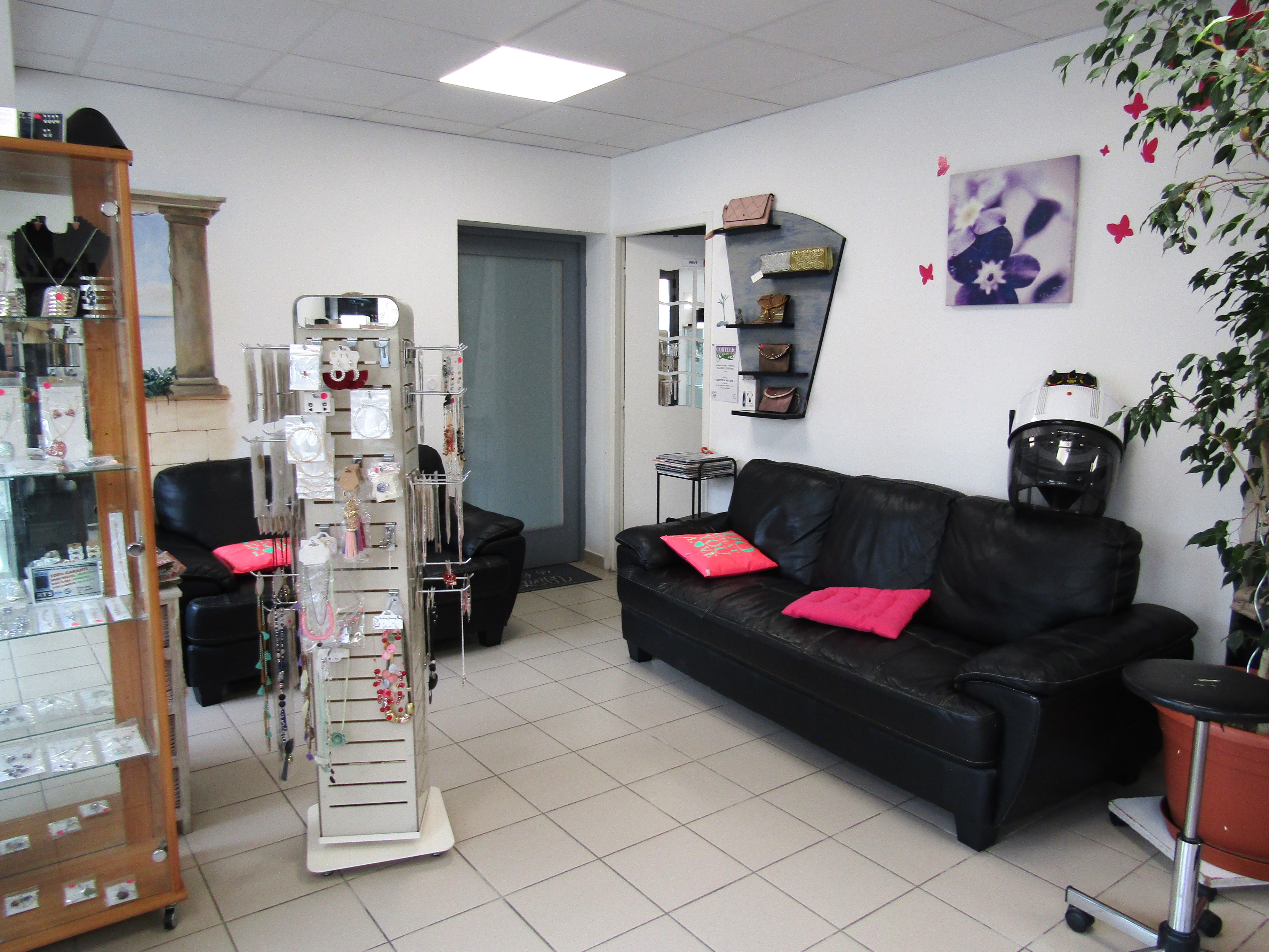 À vendre, salon de coiffure mixte (homme, femme, enfant) situé au sud de la Lozère, à l’entrée d’un village dynamique d’environ 2 000 habitants.
Bénéficiant d’un emplacement facilement accessible, le salon se trouve à moins de 10 minutes à pied du centre du village et dispose d’un parking privatif.
L’établissement comprend une pièce principale de 45 m² lumineuse et agréable, une réserve de 5 m² et deux vitrines offrant une bonne visibilité.
Équipement complet : 3 postes de coiffage, 2 bacs shampoing, 1 casque…. L’offre de service traditionnelle est complétée par la vente de produits de soin du cheveu. 
La clientèle est principalement locale et fidèle, composée des habitants de la commune et des villages environnants.
La taille et l’agencement du salon permettent d’envisager différents axes de développement : ajout de prestations complémentaires (onglerie, esthétique…) création d’une activité de barber en complément ou en remplacement partiel de l’offre actuelle.
L’activité est exploitée dans ces locaux depuis leur rénovation complète en 2011. Reprise par l’actuelle dirigeante il y a 26 ans, l’entreprise est aujourd’hui exploitée sans salarié.
Un accompagnement à la reprise peut être assuré par la cédante afin de faciliter la transition.
 
Bail commercial : 400 € HT/mois. 
Vente du fonds de commerce : 18 000 €
Référence de l'annonce : L0472