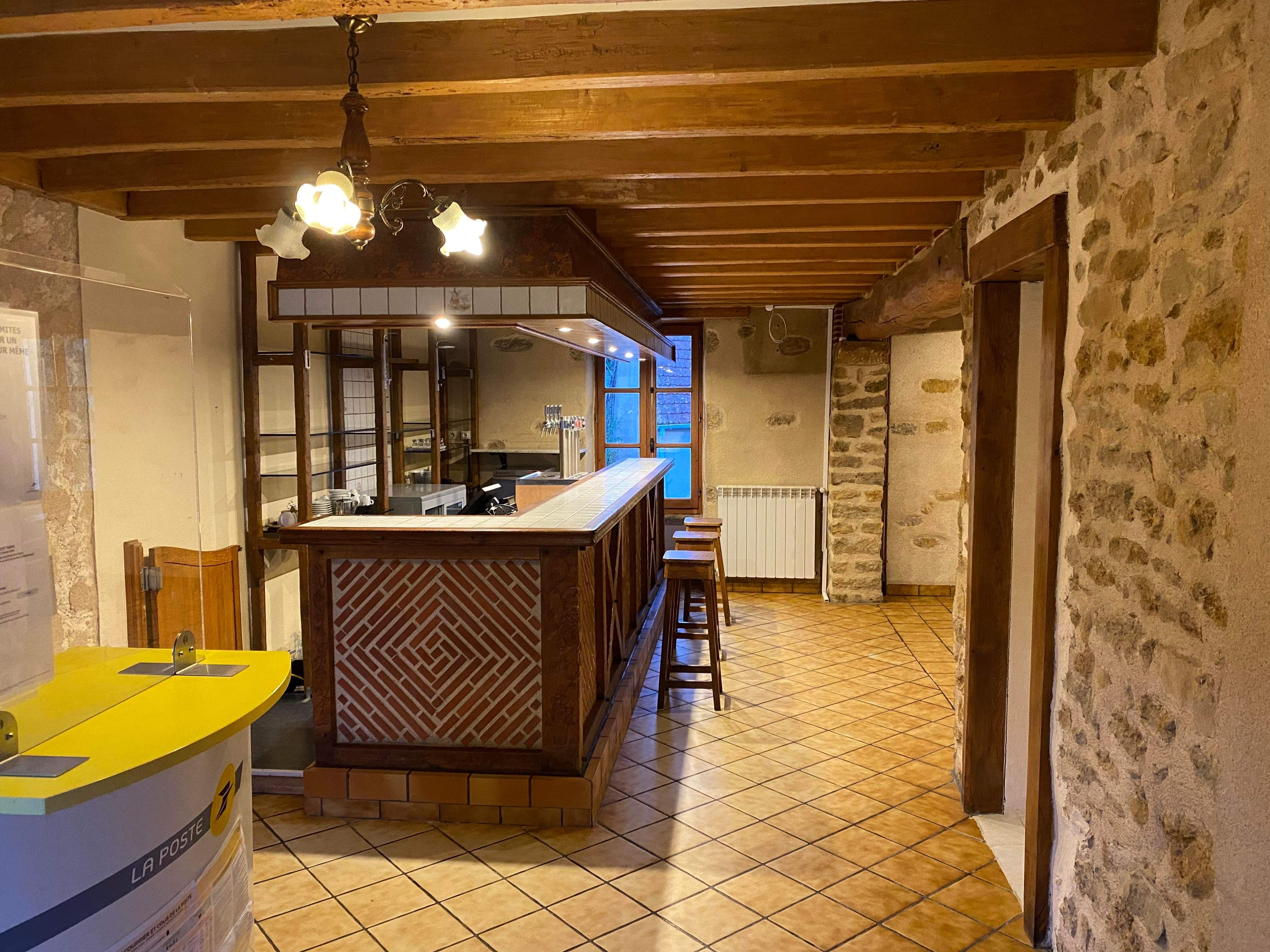 A VENDRE à MONTGIVRAY 36, dans commune de 1700 habitants, école maternelle et primaire à 200m, lycée et collège à 2km, D943 AXE Châteauroux - Montluçon à 1 km : Maison d'habitation ,  bar,  restaurant avec terrasse, licence IV, française des jeux, coin poste. Commerce au rez-de-chaussée (100 m2 environ) ; appartement à l'étage (100m2 environ) ; cave, garage, cour (300m2 environ), dépendance avec four à pain.