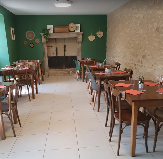 La commune
Dompierre-les-Églises est une commune française située dans le département de la Haute-Vienne en région Nouvelle Aquitaine.
La commune est située à 1h au nord de Limoges et 23mn de la petite ville de La Souterraine qui compte presque 5000 habitants. En 2022 la commune comptait 373 habitants.
Le territoire est principalement agricole, ponctué de fermes et de paysages naturels. La commune possède un patrimoine historique notable, dont l’église Saint‑Pierre‑et‑Saint‑Paul et les vestiges du château de Dompierre. Son cadre de vie reste typique du Limousin, calme et rural, avec des défis liés à la faible densité et au vieillissement de la population.
La commune a pensé le commerce comme le lieu de vie et de regroupement du village.
On peut ainsi retrouver dans ce café restaurant multiservice un point postal, un espace bibliothèque, un point informatique, un relais Pick up ainsi qu’un dépôt de pain et un coin épicerie.
Les expériences passées ont montré une viabilité économique sur un modèle avec un.e gérant.e seul.e.

Activités pressenties : bar, restauration, épicerie, dépôt de pain, animations, presse, relais colis, point Poste.​

Local : ​
-Entièrement aménagé ​
-Bar, salle , terrasse et stationnement à proximité​
-Superficie totale de 206m2 : espace buvette restaurant de 27,62m2, espace bar de 10,73m2, espace restaurant de 28,35m2, un SAS de 3,42m2, un WC PMR de 4,94m2, un espace presse épicerie dépôt de pain de 17,98m2, une cuisine de 15,29m2, une réserve de 10,63m2, un espace de stockage de 5,44m2, un local technique de 5,10m2, une salle de jeux de 15,04m2, une bibliothèque de 18,28m2.​
-A l'étage un espace de 42,74m2 sans destination.​
-Une maison d'habitation à côté du commerce (96m2), avec une superficie de terrain de 5300m2.​

Contrat proposé :​
-Bail 3-6-9 avec la mairie​
-Mise à disposition gratuite de la Licence IV ​
-Loyer local + logement : 400€​

Aspects financiers : ​apport financier pour stock produits et trésorerie initiale à prévoir : 7 à 10K€.

Profil de gérant.e recherché.e
-Vous possédez des vraies qualités de commerçant.e et une vive volonté d’entreprendre. ​
-Vous souhaitez vous engager en faveur de la ruralité et en comprenez les enjeux. ​
-Vous justifiez d’une expérience significative dans le secteur de la restauration ou du commerce et maitrisez les techniques culinaires essentielles, ainsi que les normes d’hygiène et de sécurité​
-Vous avez des bases solides en gestion et faites preuve de rigueur et d’organisation.