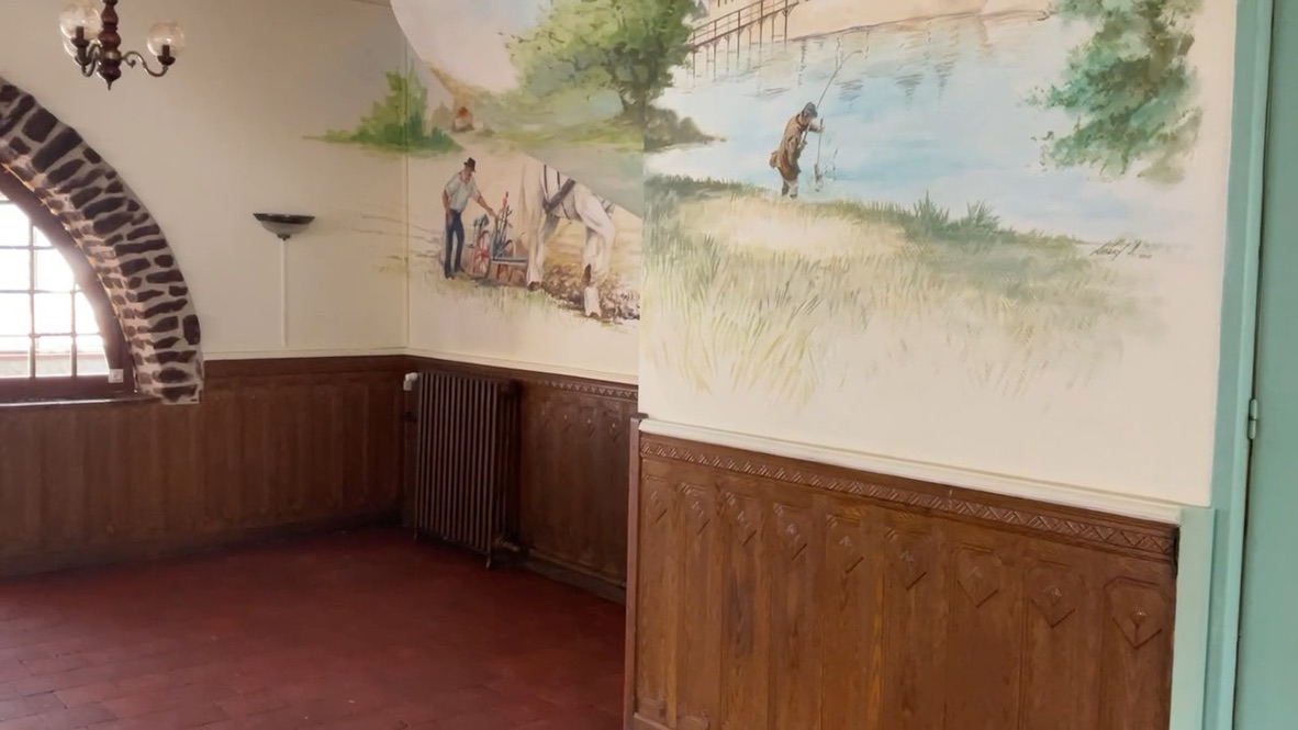 A VENDRE OU A LOUER Hôtel-restaurant en plein coeur d'une commune de 2000 habitants ; vide depuis bientôt 4 ans (environ 330 m2)
Travaux a prévoir
12 CHAMBRE ET 2 grandes salles de restaurant + 1 bar (licence à racheter)
Conviendrait en restauration traditionnelle ou semi gastro le we et une option ouvrier la semaine
Réel potentiel et vrai demande.... 
Prix 233 000€ ou 1390€ à louer