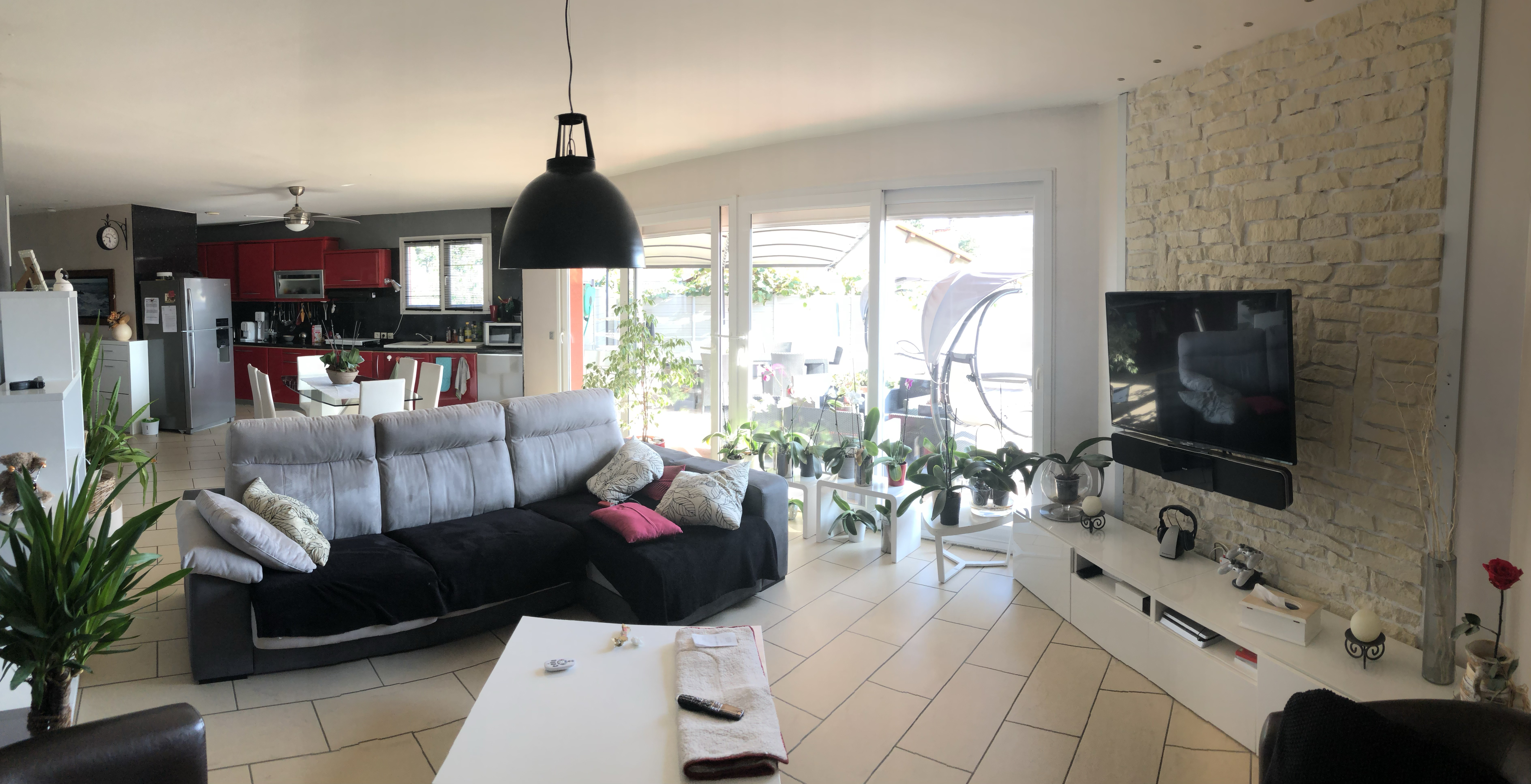 Restaurant situé à 5 min du centre ville, avec appartement T6 attenant.   Accessibilité très simple, avec parking privé et parking gratuit à proximité.  
Accès handicapé sur tout l’établissement. 
 Etablissement en fonctionnement depuis 14 ans sans perte de CA, s'appuyant sur une très bonne renommée.  
Prêt à poursuivre son activité sans aucun investissement.  
Etablissement toujours très bien entretenu, moquette au sol dans la grande salle, matériel et matériaux de qualités. 
1 Bar 50 m2 avec licence IV  
1 Salle de restaurant principale 100 m2 (60 cvts)  
1 Salle des restaurant secondaire 28 m2 (24 cvts)  
1 Terrasse 21 m2 (18 cvts), avec une baie vitrée de 7m de long.  
1 double sanitaire 13 m2 aux normes accès porte automatique  
1 Buanderie 7,50 m2  
1 Cuisine entièrement équipée aux normes de 100 m2 plus plonge de 8 m2 attenante accès portes automatiques (cuisine et plonge)  
2 chambres froides positives 
1 chambre froide négative 
1 Fourneau central etc… 
1 Economat 7,50 m2 attenant à la cuisine.  
1 Local produit d’entretient 3,50 m2 
2 Vestiaires homme et femme séparés avec WC, douche et casiers.  
1 Cave en 2 partie total 30 m2   
Établissement entièrement climatisé et réversible (neuf).  
CA 400 k€ HT 2024 sur 8 services par semaines  
Fermeture: 4 semaines de congés par an et jours fériés.  

Prix du Fond 150 000€.   


Appartement T6 235 000€ SURFACE 150 m2 donnant sur un toit terrasse de 95m2 sans vis a vis, situé au dessus du restaurant.  
Cuisine équipée ouverte sur grande pièce à vivre et baie vitrée 4,80m. 
1 Suite parentale avec salle de douche dressing et WC 
3 chambres  
1 salle de douche + WC séparé   


Murs commerciaux 345 000€.  Surface de 380 m2, entièrement dédier au restaurant avec parking privé de 14 places, cave, terrasse,...   

Le prix total de vente, FOND + MURS + APPARTEMENT est de 730 000€ 
(La repartions des montants peut varier aux souhaits des acheteurs)