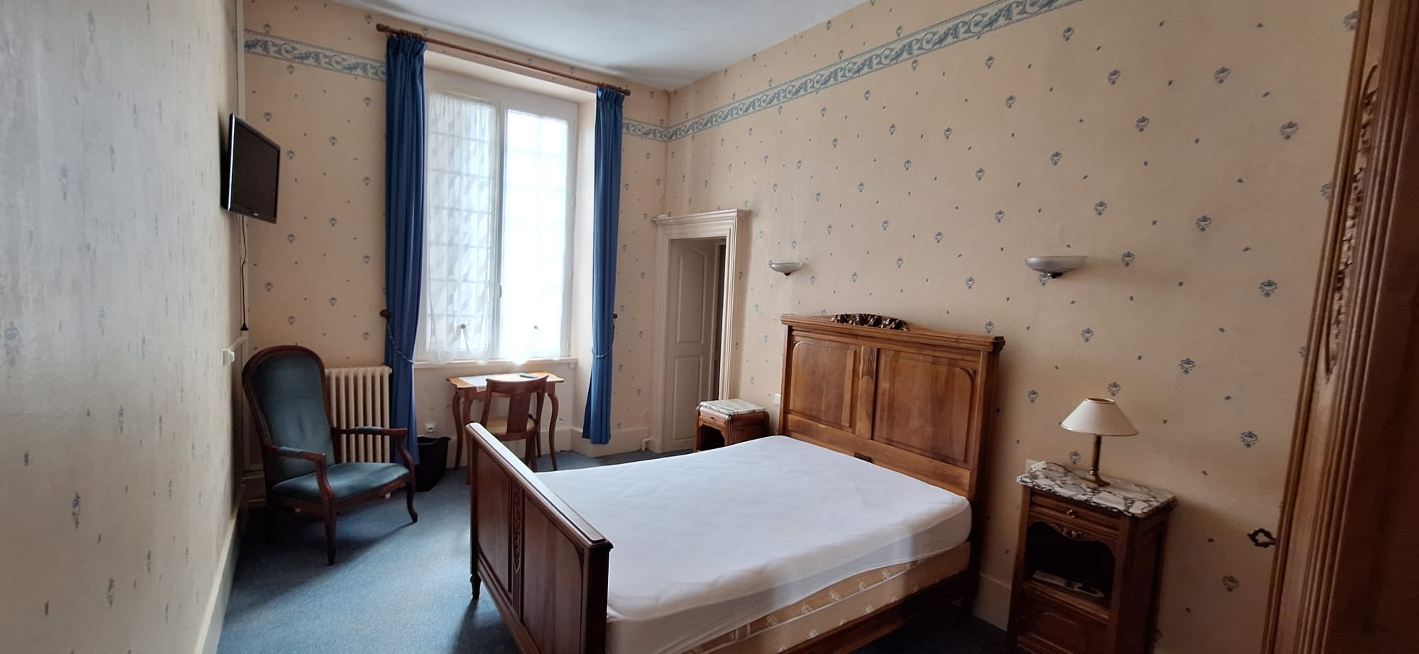 À VENDRE : Ensemble Hôtel-Restaurant du XVIIIe siècle avec Jardin –AIGURANDE (36140) – 148 000 €

Une pépite rare entre Pays de George Sand et Vallée de la Creuse
Dans une charmante petite ville de l’Indre, entre nature préservée et patrimoine culturel, cet ensemble hôtelier du XVIIIe siècle ne demande qu’à retrouver sa vitalité et à écrire une nouvelle page de son histoire. Authentique, spacieux et riche en potentiel, ce lieu emblématique offre un cadre de vie et de travail exceptionnel, au cœur d’une région dynamique et accueillante.
 
Petit clin d’œil à son histoire récente : l’hôtel a participé à l’émission "Une nuit à l’hôtel" diffusée sur TF1 en 2017, et s’est brillamment classé 2ᵉ ! Une belle preuve de son charme et de son potentiel d’accueil.
 
Composition du bien :
•	Surface habitable : 446 m²
•	Salle de restaurant de 58 m²
•	Salle de réception de 50 m²
•	Bar de 55 m² avec salon
•	Cuisine professionnelle entièrement équipée pour redémarrer une activité sans délai
•	Deux caves voûtées en pierres communicantes de 24 m² chacune dont une avec chaudière au gaz de ville
•	Cour intérieure, dépendances, et jardin arboré sur un ensemble de 1800m2.
•	En contrebas du jardin, possibilité d'aménager un potager

Au premier étage :   9 chambres, dont 5 avec salle d’eau privative 
Au deuxième étage : 1 chambre, 5 mansardes aménageables en chambres, et grenier 50 m². 
 
Cadre de vie et services à proximité :
•	Commerces, école, collège, médiathèque, cinéma, marché hebdomadaire,
•	Tissu associatif important
•	Maison de santé pluridisciplinaire
•	Environnement naturel propice au tourisme vert, à la culture et à la détente
 
Accessibilité :
•	3h30 de Paris en voiture
•	40 minutes de Châteauroux, 30 minutes de Guéret
 
Un lieu à très fort potentiel pour relancer et développer un hôtel restaurant, ouvrir des chambres d’hôtes, héberger des groupes ou organiser des événements privés.
Possibilité d’accompagnement dans le cadre de projets d’installation en milieu rural.
 
Prix de vente du bâtiment avec équipement : 148 000 €
Licence IV disponible en supplément : 7 000 €
(La licence ne sera vendue qu’avec l’acquisition de la bâtisse.)
 
Vous avez un projet d’entrepreneuriat en zone rurale ? Ce lieu n’attend que vous pour revivre et écrire une nouvelle page de son histoire !
Coup de cœur assuré ! Un bien rare, plein de charme et chargé d’histoire.