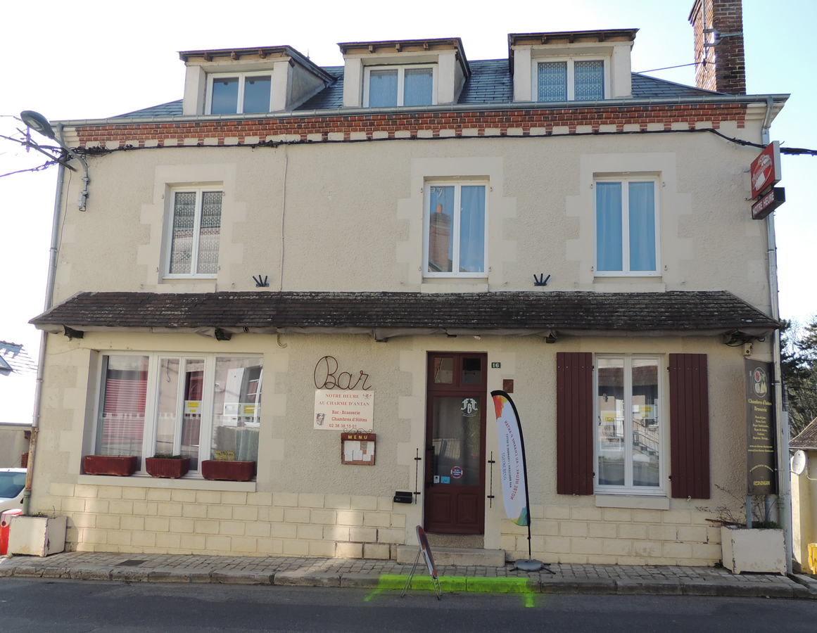 Ensemble immobilier actuellement Brasserie / Chambres d'hôtes/Bar .
Idéal couple, Affaire à faire fructifier dans village avec écoles ( Mat § Primaire avec Gymnase ,Bus pour Collège), Epicerie, Boulangerie, Artisans.
Bar 66 m² , Salle de restaurant 36m², Salon 26 m²,Cuisine Pro 19m² + arrière cuisine 14m², appartement T2 42m², 5 Chambres SDB privative + WC, Appartement T2 Rez de jardin 46m², Garage 90m² + Petit garage 27m², 3 caves  environ 130m², Terrain clos 900m² dont terrasse 70m²(arboré). Le tout vendu entièrement meublé . Tous contrôles effectués( électricité, incendie etc..).
Chauffage Gaz et Electricité( Radiateurs connectés) + Cheminée Salle de Restaurant. Fenêtres double vitrage .
Cour privée. Parking public 50 m.
Possibilité achat Gîte 110 m², côté cour, 80K€.

CA 110 K€ sans salarié.
Prix Murs et Fond ; 400 000