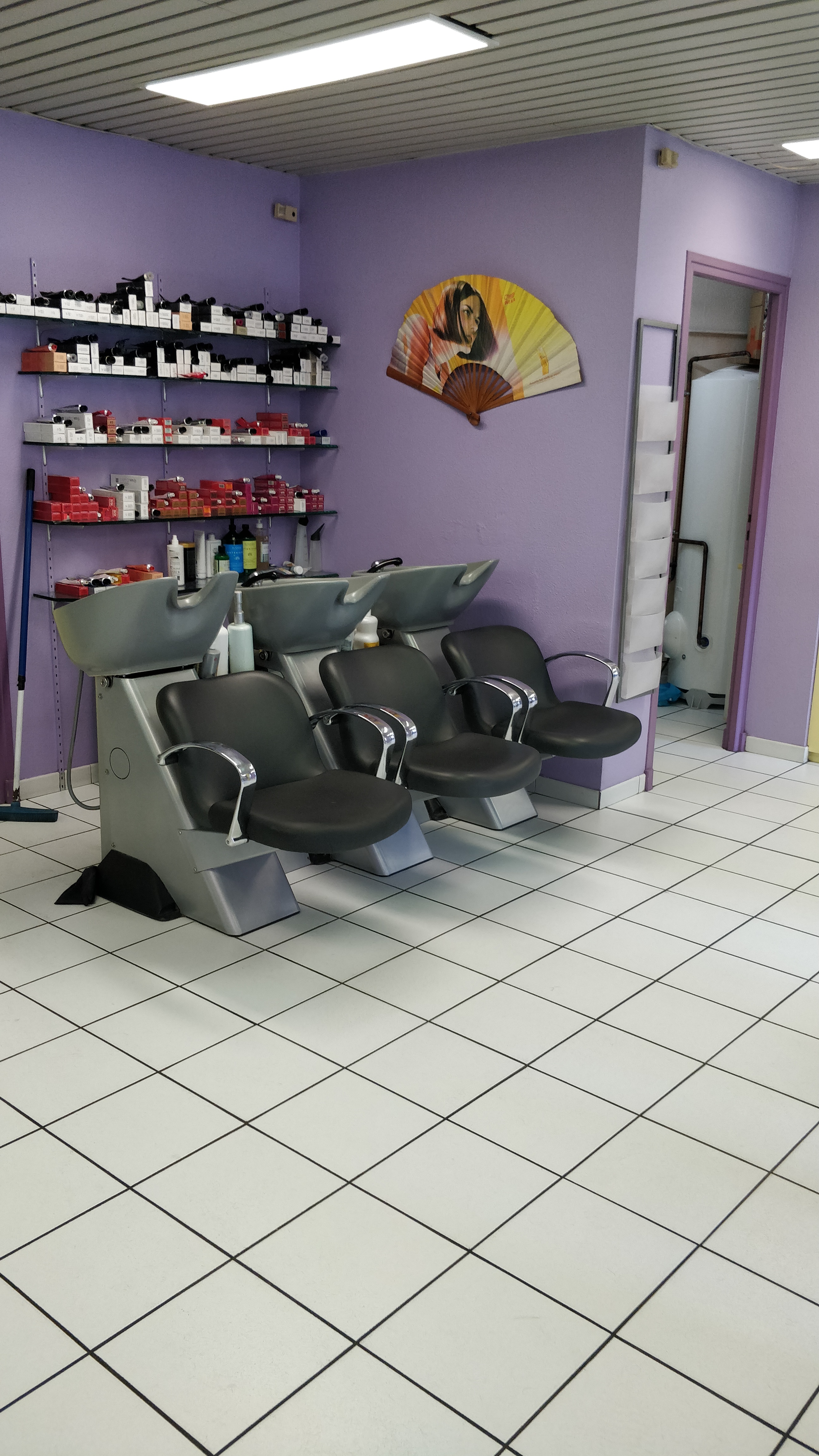 A vendre salon de coiffure proche centre ville .
Affaire saine. 80m2 .parking gratuit. 
Norme pmr.
Bail renouvelé récemment . pourrait convenir pour une franchise.