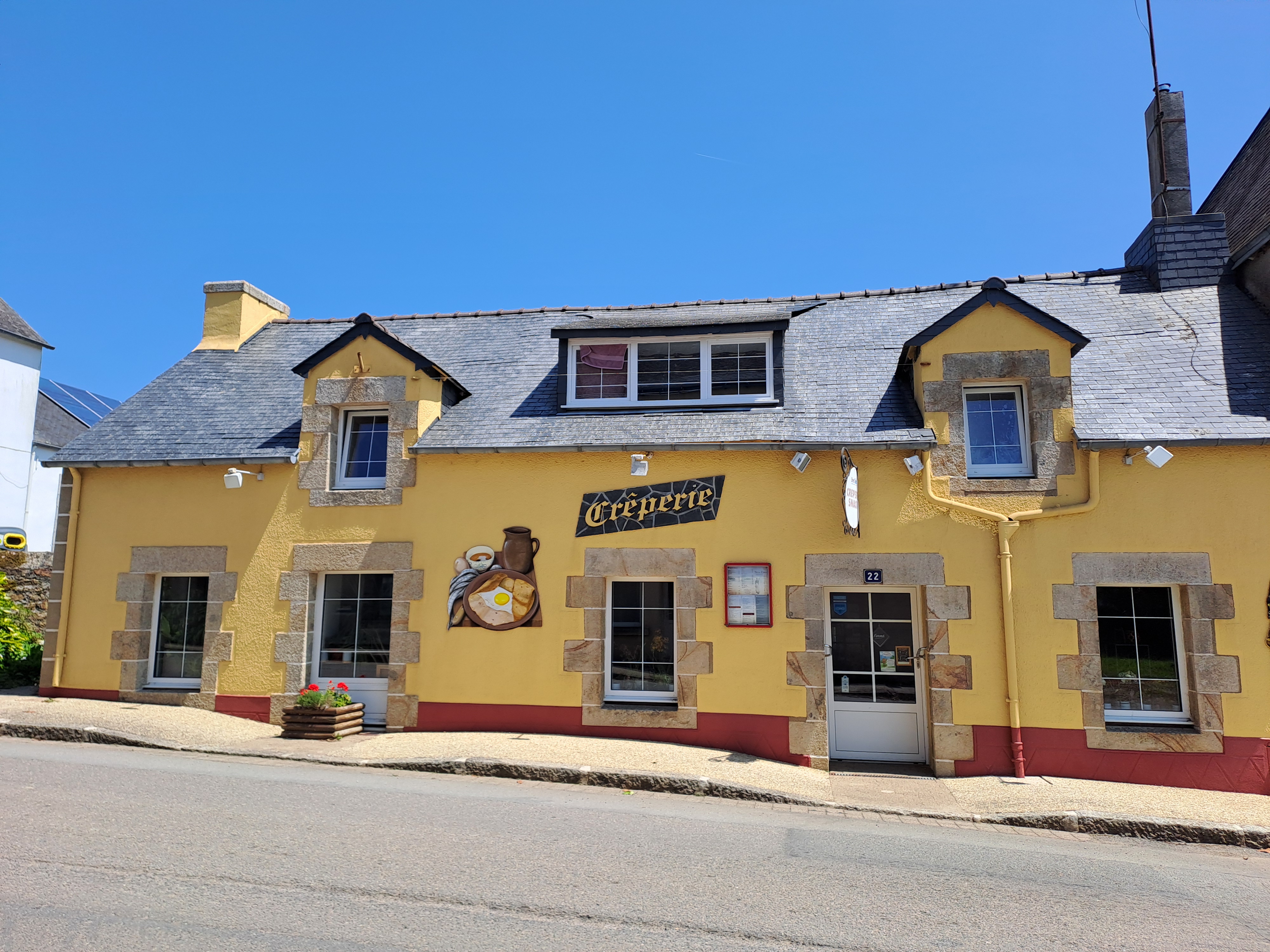Crêperie dans le Centre Finistère, commune de Trégourez, à 20 km de Quimper, à 13 km de Châteauneuf du Faou, 13 km de Briec, à 5km de Coray, à 17 km de Rosporden. Proche du Château de Trévarez. Ouverte toute l'année avec actuellement 9 services par semaine.
Nous sommes un couple à tenir la crêperie mais Mr a 65 ans et nous souhaitons vendre le fonds (90000€ ) et les murs si possible pour 104000€ ou un loyer de 850€ mensuel.
La clientèle est locale mais nous travaillons beaucoup pendant les vacances scolaires avec les familles de nos clients quand ils viennent en vacances en famille.
Nous avons également beaucoup de touristes de passage pendant les grandes vacances et en décembre avec les illuminations du Château.
Nous embauchons un CDD pendant les vacances scolaires (en général un/une étudiant(e) ainsi que le week-end hors vacances scolaires.
Affaire qui peut se développer en augmentant le nombre de services et /ou les plages horaires d'accueil.
Un appartement de 65 m² comprenant une chambre, un salon, une salle de bains et un WC est à disposition au dessus de la crêperie