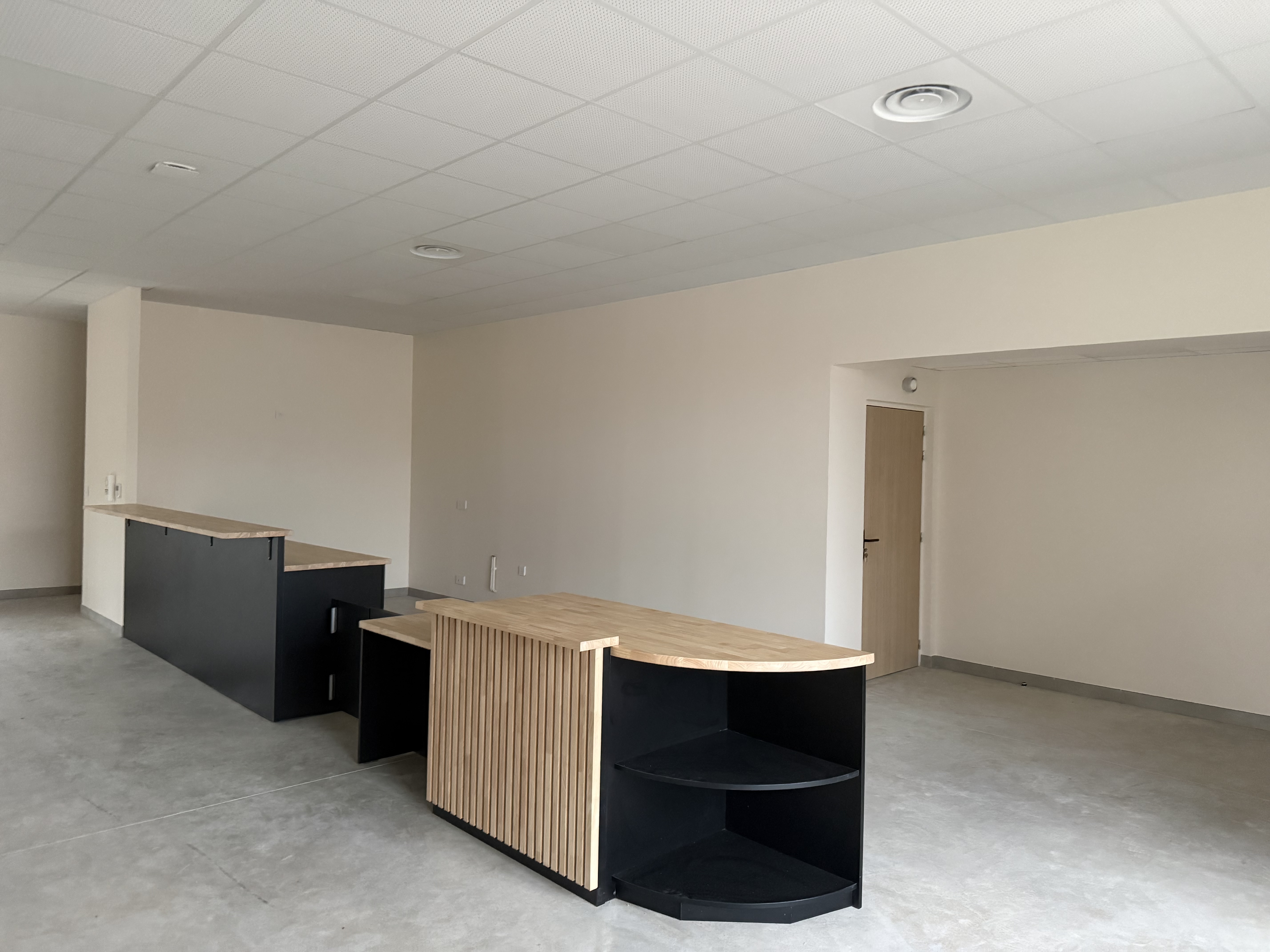 Local commercial municipal NEUF à EXIDEUIL-SUR-VIENNE, EN CHARENTE-LIMOUSINE, parfait pour une multi-activités. Idéalement situé ENTRE LIMOGES ET ANGOULÊME, le bâtiment propriété de la commune, jouxte l’agence postale communale et dispose d'une grande terrasse, parfaite pour les beaux-jours.

Indispensable à la vie locale, ce bâtiment de 150 m2, climatisé, est idéal pour un tabac, FDJ (agréments demandés), restauration rapide, café, épicerie.

Bénéficiant d’un emplacement en plein centre du village traversé par la rivière “La Vienne”, ce local commercial s’inscrit dans un bassin de vie actif : commerces, pharmacie, deux usines totalisant 600 salariés, entreprises, camping...

Idéal pour un couple ou un indépendant.


📍 Points forts de l'affaire :

Emplacement : Position centrale stratégique avec une excellente visibilité et un flux régulier d'habitants, de travailleurs et de touristes.

Loyer accessible : Un coût fixe très bas qui sécurise grandement la rentabilité.

Le commerce peut être en partie équipé par la mairie pour tourner dès le premier jour.