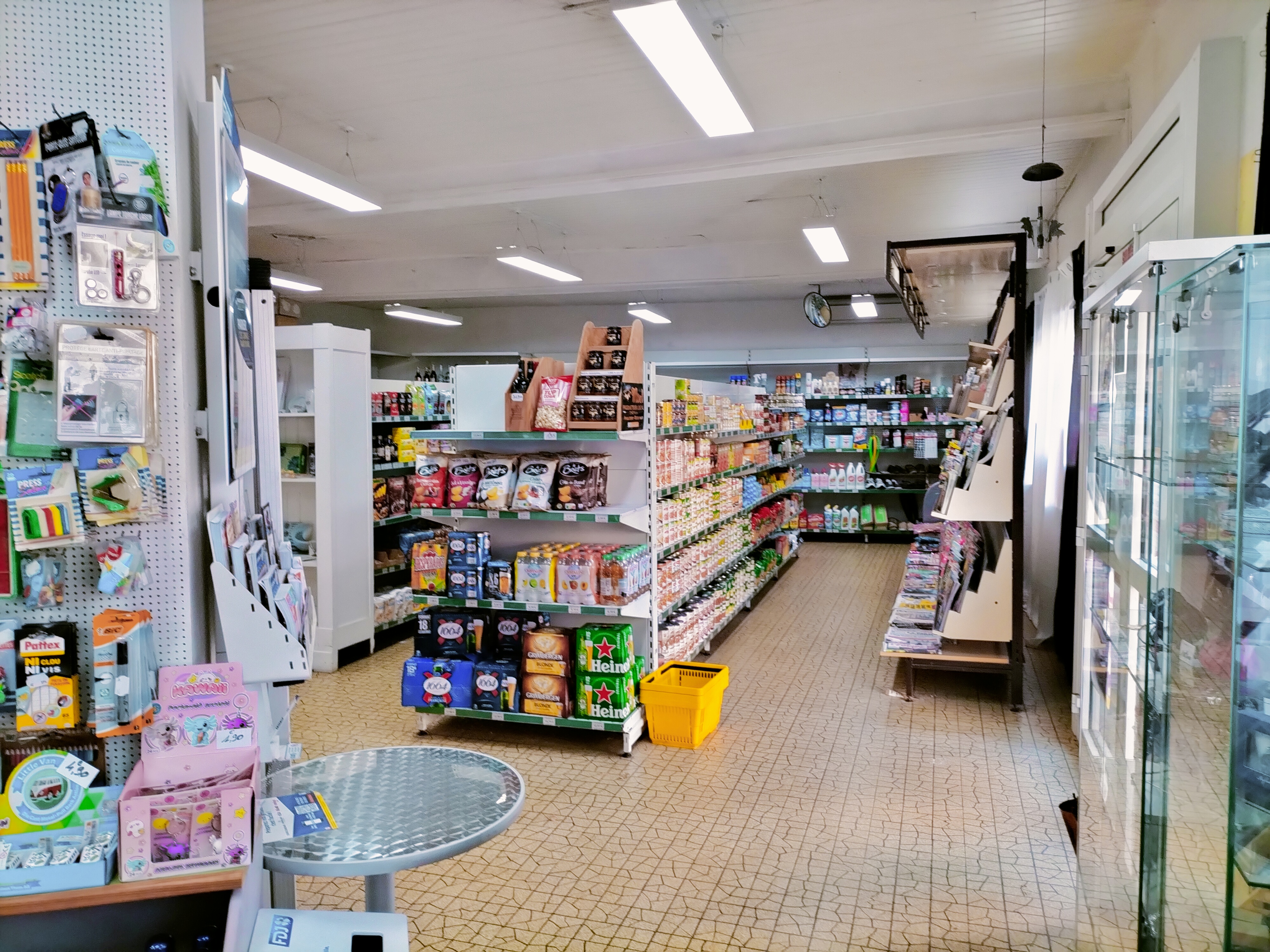 A vendre fond de commerce multi services rural .
Tabac , point poste , FDJ , alimentation , relais colis (Pickup et Amazon) , presse , gaz , cadeaux.
surface de vente 120m2 , réserve 5m2 , bureau 20m2.
bail commercial jusque 2030
Pas de salarié
Vente pour cause de départ a la retraite.
Situé dans un village actif .