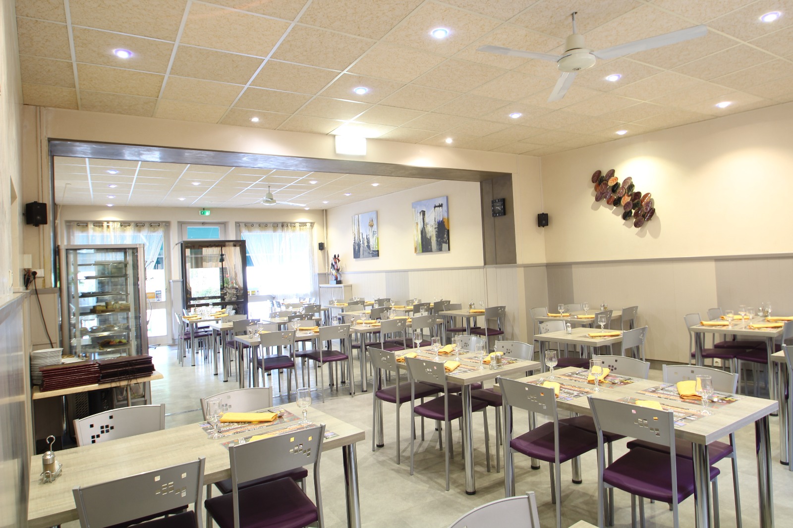 Caractéristiques de l’établissement
	•	Hôtel : 8 chambres (3 simples et 5 doubles)
	•	Restaurant : 76 couverts en salle + 40 couverts en terrasse
	•	Bar : Espace convivial avec une capacité de 22 places assises 
    .   •       Appartement de fonction
	•	Accessibilité PMR : Restaurant et bar adaptés aux personnes à mobilité réduite

Un établissement dynamique et attractif
	•	Fonctionne principalement avec une clientèle d’habitués (ouvriers, VRP, artisans, touristes) pour les menus du jour et autres menus
	•	Afflux touristique important en été avec près de 30 000 visiteurs pour les sessions religieuses 
	•	Ville dynamique avec un fort passage et une clientèle fidèle