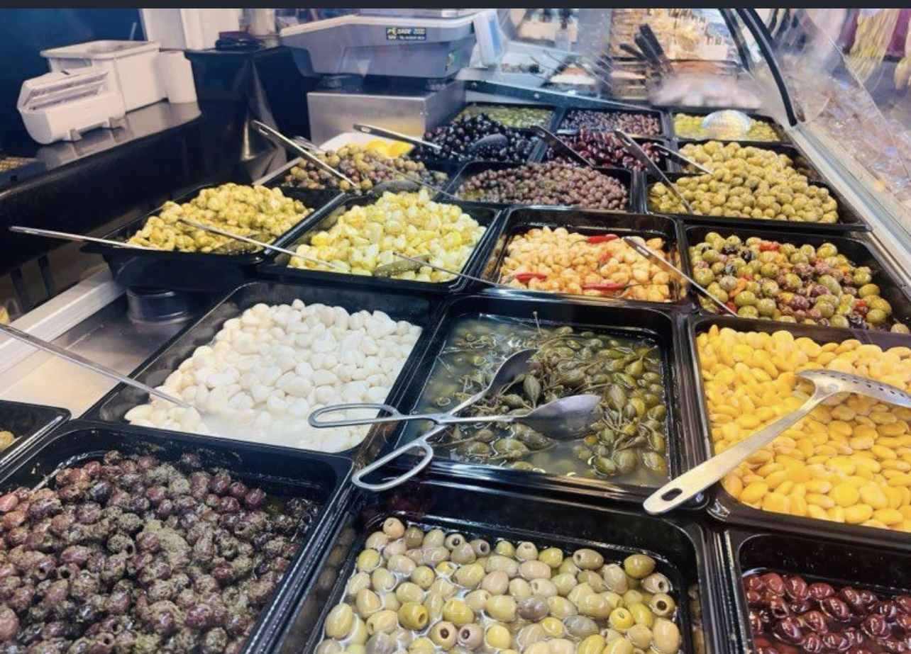 Vend tournée sur marché cause autre projet professionnel.

olives, tapenades, huiles d’olives, fruits secs…

Secteur Alpes maritimes 5 marchés par semaine.

Cède avec :
-remorque magasin réfrigérée (valeur de 25 000 euros ) 
-véhicule transporter T5
-chambre froide, étagère, stock….

Recherche des personnes sérieuses connaissant le monde des marchés ou désirant ce lancer dans une nouvelle aventure.

Pour plus de renseignements me contacter par mail dans un premier temps.