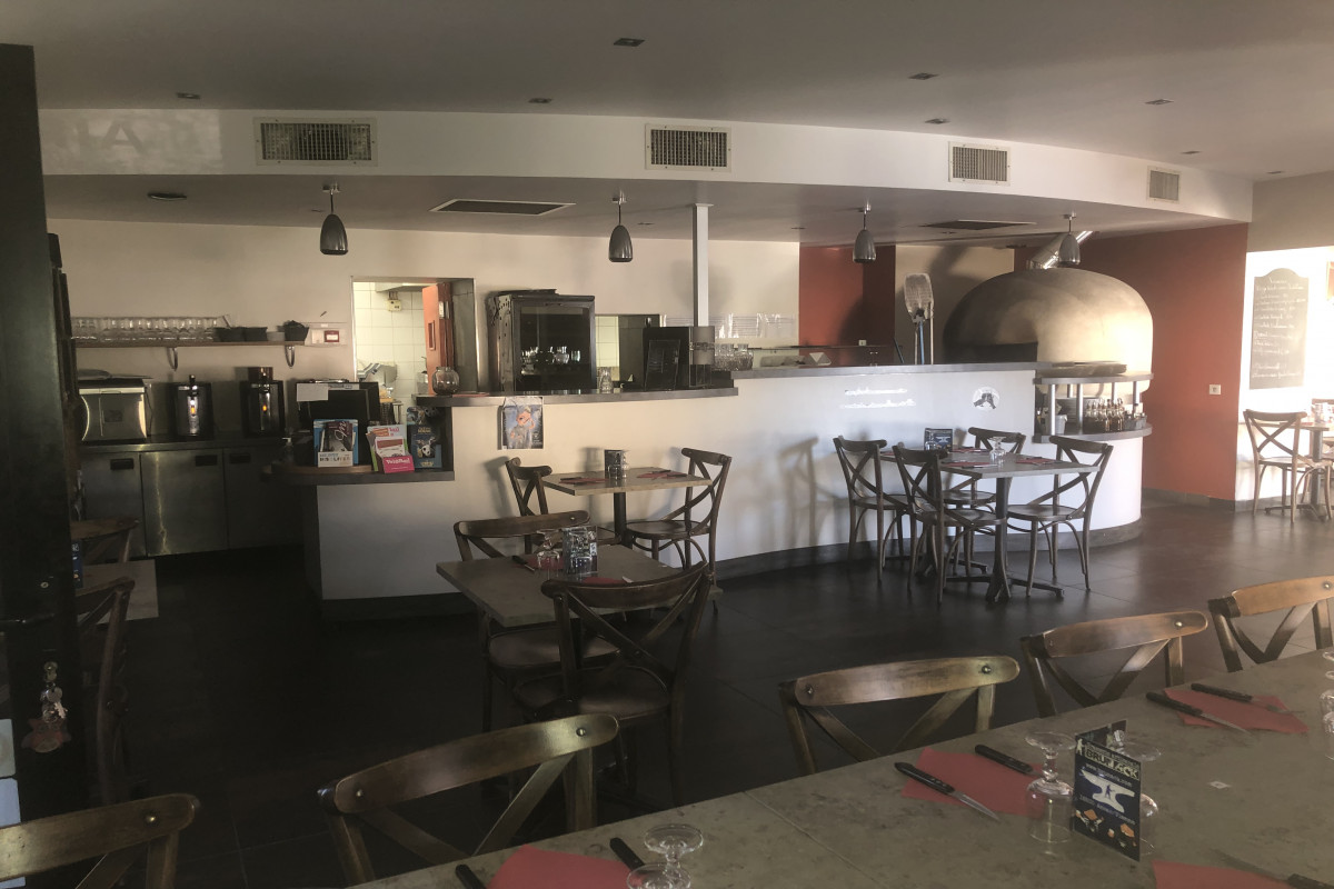 Vend pizzeria restaurant dans charment village sur RN147 et à 6Km d?une centrale nucléaire 
Place intérieur 46 place terrasse 36, four à bois plateaux tournant 
Dernièrement installation d?un distributeur à pizzas