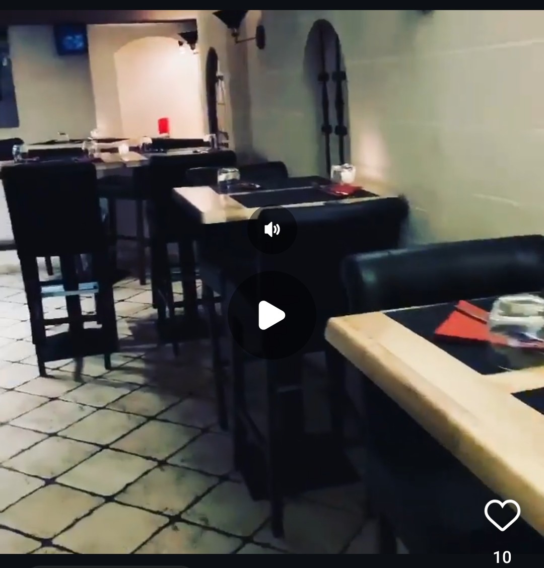 Hypercentre , Restaurant de charme 40 cvts  terrasse été  idéal pour couple

Equipement complet et prêt à exploiter Clefs en main 

Partie cuisine :
2 frigos un congélateur , timbre 2 portes, plancha, fourneau,  friteuse, trancheuse,  plonge cuisine, plonge vaisselle, lave vaisselle, four mixte, plans de travail, étagères et rangements,  office

Partie salle:
Bar refait à neuf , 2 frigos à boissons, machine à glaçons, lave verres, vaisselle , couverts, verres,  tables hautes et basses, une partie des tables configuration terrasse (pliables) chaises et sièges hauts  cuir, Chaises terrasse, parasols ,