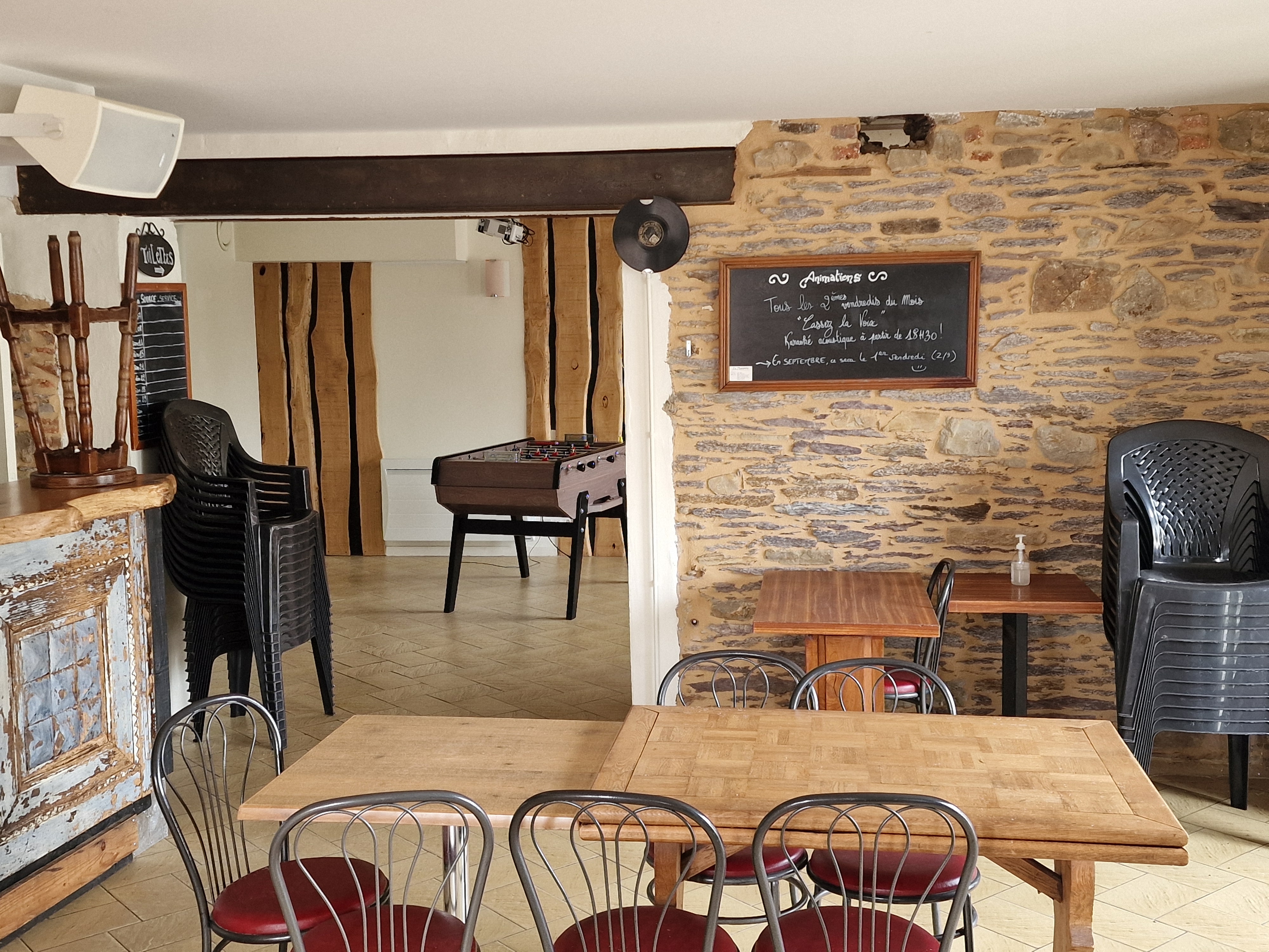 A louer sur la commune de Monteneuf, fonds de commerce comprenant un bar et services divers (presse, dépôt de pain, point poste, relais colis, snacking, FDJ, etc....). Fonds de commerce à recréer suite à un dépôt de bilan. 

Située à l’orée de la fôret de Brocéliande, à 50 min de Rennes et de Vannes et du Golfe du Morbihan, Monteneuf compte 763 habitants. Riche d’un patrimoine naturel et culturel d’exception, on y trouve les Landes de Monteneuf dont le site est lauréat du dispositif « Site culturel et naturel d’exception ». La commune bénéficie d’un formidable réservoir de biodiversité sur 125 ha classé Réserve Naturelle Régionale de Bretagne. Plus de 500 monolithes et 42 pierres droites datant de 4500 à 3000 ans av. J.-C. font de Monteneuf un site mégalithique majeur pour la Bretagne intérieure. Le site accueille 35 000 visiteurs par an. Monteneuf se situe sur l’axe passant Guer (bassin d’emploi) – Malestroit (petite cité de caractère). Elle est reliée rapidement à l’ensemble des services (centre hospitalier, pôles médicaux, collèges, lycées…), équipements sportifs et de loisirs (piscine, cinéma, médiathèque…) et des bassins d’emplois et entreprises importantes (Mix Buffet, Entremont, Yves Rocher, Fenetrea, Celvia…). Elle est également à proximité de La Gacilly dont le Festival Photo attire chaque année plus de 300 000 visiteurs. Le café se situe sur la place centrale du village. Cet emplacement lui assure une excellente visibilité auprès des habitants comme des nombreux automobilistes de passage. Le commerce dispose d'une terrasse en façade donnant directement sur l’axe Guer-Malestroit, idéal pour développer l'activité bar et accueillir la clientèle aux beaux jours, et pouvant être aménagé selon les besoins de l'exploitant. Véritable commerce de proximité, il constitue un lieu de vie convivial propice aux rencontres pour les habitants et les visiteurs. La commune souhaite pérenniser ce commerce et renforcer son attractivité en maintenant l'ensemble des services de proximité aujourd'hui proposés. Les services et activités supplémentaires seront particulièrement appréciés dès lors qu'ils contribuent à dynamiser le commerce et le centre-bourg. En plus du commerce au rez-de chaussée, un logement de 4 chambres à l’étage est compris dans le loyer ainsi que la licence IV appartenant à la commune, propriétaire des murs. Le mobilier et matériel de production sont mis à disposition du repreneur sous convention.
La commune recherche une personne seule ou un couple souhaitant s'investir durablement dans la vie locale. Le candidat devra notamment posséder une expérience ou des compétences en gestion d'entreprise, et présenter un projet commercial solide, réaliste et viable. 

Date de dépôt des candidatures avant le 9 octobre 2026
Cahier des charges de l'appel à projet transmis par mail sur demande 
Les candidats présélectionnés seront invités à présenter leur projet lors d'un entretien avec les représentants de la commune.