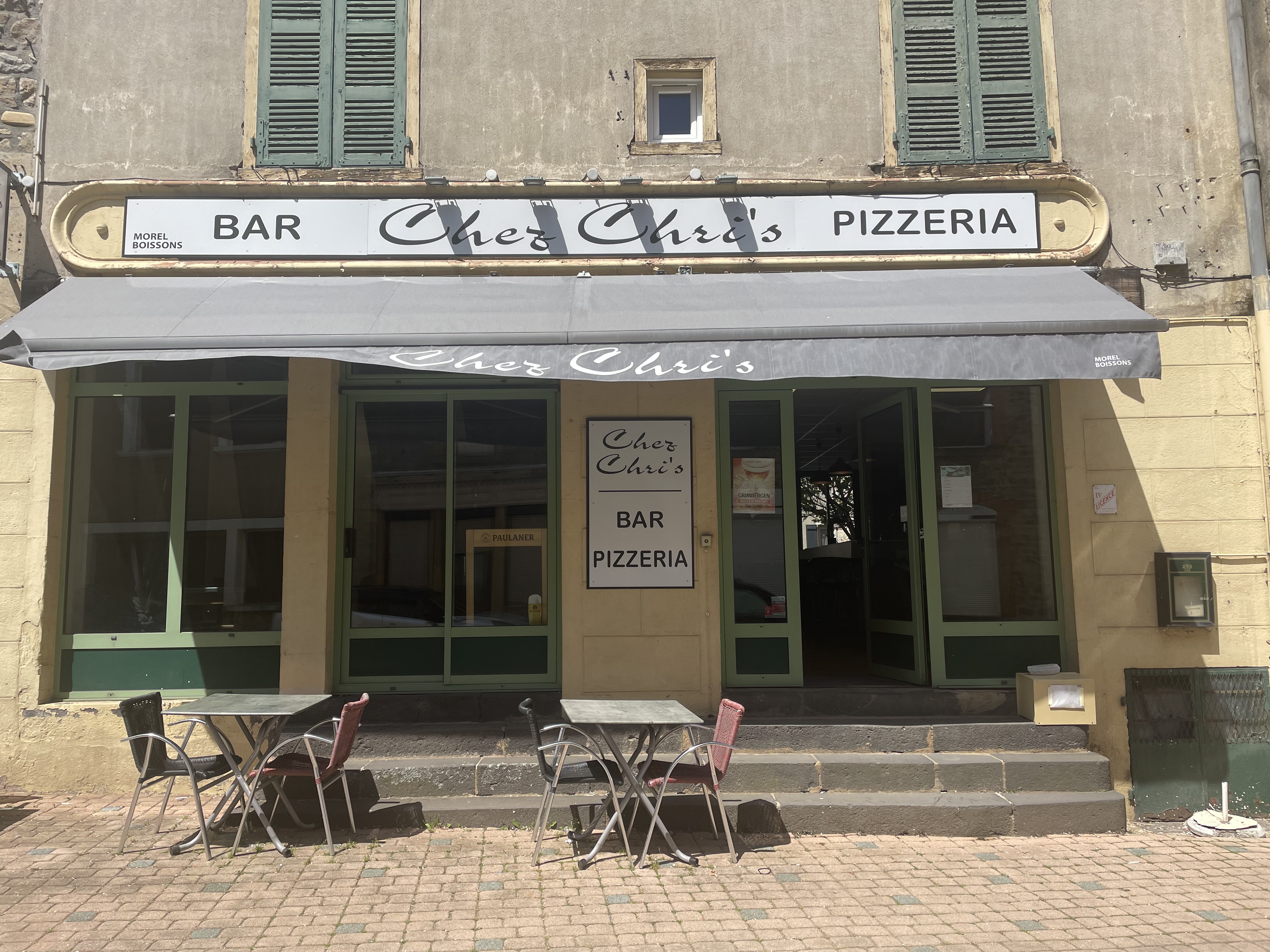 Bar pizzeria à 1h de Lyon 30 min de Roanne 5 min du lac des sapins dans un village convivial avec plusieurs commerces et écoles bar avec 2 terrasse au 1er une grande salle à rénover et au 2eme un appartement de 3 chambres 
Loyer  commerciale de 912€ ( tout compris) 
Contactez moi pour plus de renseignements et de photos