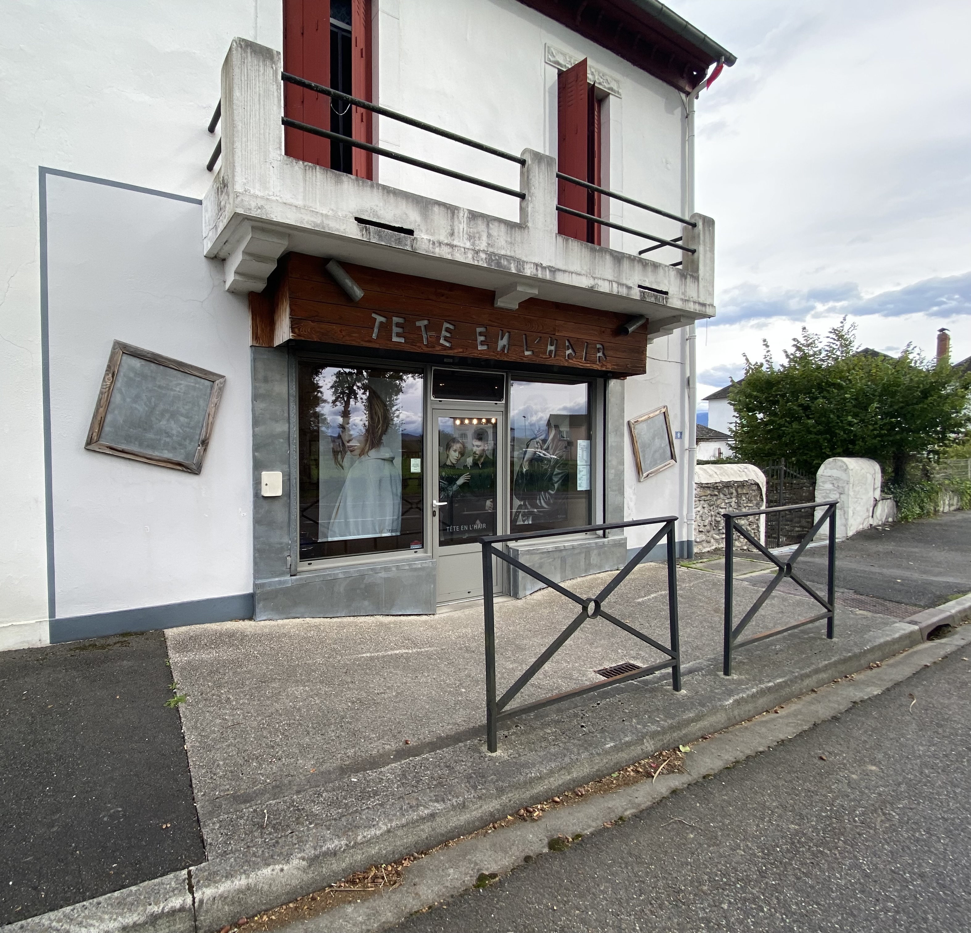 Salon de coiffure mixte implanté depuis plus de 40 ans sur l'axe principal de la commune de LEDEUIX
(64400), au pied des Pyrénées, où rythme le calme et la sérénité. Environnement dynamique, proche de la Mairie, de la salle des fêtes du village, d'une épicerie, d'un bar-restaurant, etc Local d'une surface d'environ 45 m2 avec petite réserve. Dispose de 3 postes de coiffage et de 2 bacs à shampoings.
Pas de travaux à prévoir, le local et le matériel sont en parfait état. Stationnement facile avec des places de parking autour du salon. Bonne visibilité en bord de route. La clientèle est fidèle. Chiffre d'affaires stable et cohérent avec le secteur d'activité. Pas de reprise de salarié. Loyer mensuel de 600 € HT, bail commercial classique 3/6/9. Un appartement de 80 m comprenant 3 chambres à l’étage, cuisine et séjour au rez-de-chaussée communiquant avec le salon ainsi qu'un jardin et une dépendance type garage viennent compléter cette offre et ceci est compris dans le loyer .