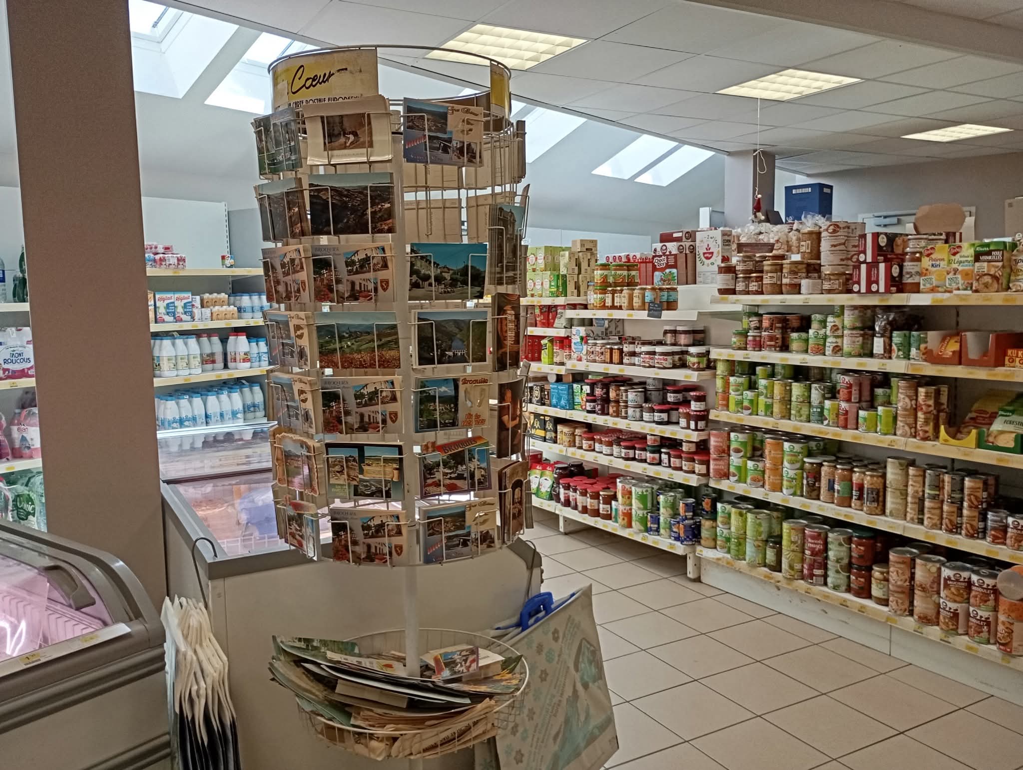 A SAISIR MULTISERVICES EPICERIE BOUCHERIE TRAITEUR
 
Dans un village du sud Aveyron ou il fait bon vivre...

tout le magasin est équipé et prêt a être exploité immédiatement
vous y trouverez
une clientèle fidèle et la réputation de l établissement garantisse un potentiel de croissance continue . CA en nette augmentation
nous fournissons en boucherie fruits légumes L HEPAD DU VILLAGE qui viens de s'agrandir. 

Dans le village vous trouverez egalement:
- une boulangerie
- une ecole primaire
- une base de canoe 
 

cote boucherie
tout le matériel de fonctionnement pour la boucherie ( hachoir, poussoir, rôtissoire , etc....un labo avec 2 chambres froides 

cote épicerie: 
3 congélateurs
1 frigo ainsi qu' 'un sous sol avec une chambre froide fruits et légumes ainsi qu' un monte charge et un fourgon utilitaire
le magasin est équipé de camera de surveillance