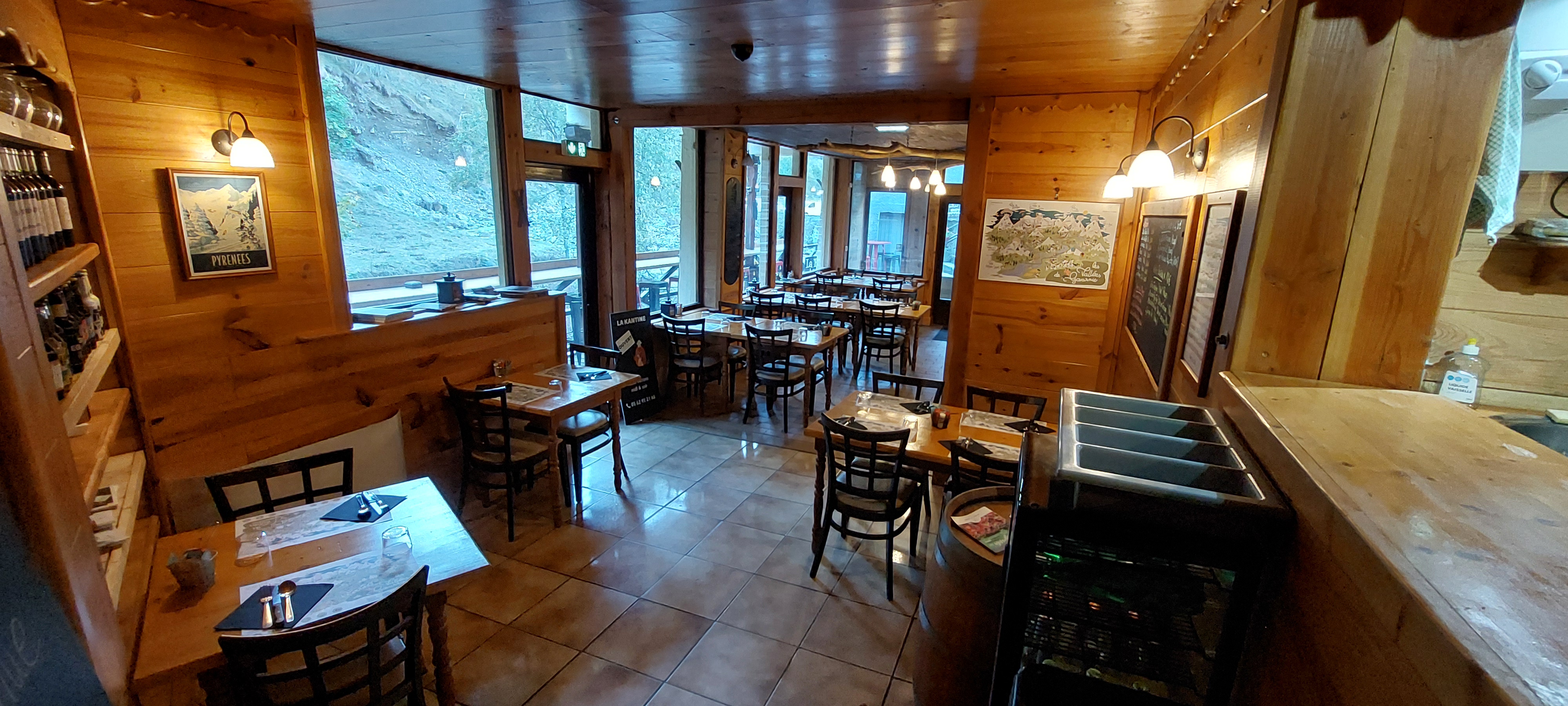 fonds de commerce d'un restaurant de montagne avec licence débits de boissons type 3.
Dans le village renommé et très touristique de Gavarnie, cet établissement atypique est niché en contrebas de la route et bénéficie d'une vue imprenable sur le cirque et d'un balcon sur le gave. en 2026 le village sera en plus le théâtre d'une arrivée du tour de France.
une salle chaleureuse de 28 places avec son rocher véritable. Un petit coin bar, une plonge et cuisine équipée sur environ 85m2. Possibilité d'hébergement accessible par "échelle de meunier" avec coin chambre + petite salle de bains avec wc sur environ 25m2
balcon/terrasse de 27m2 environ
cave de stockage.
endroit atypique, idéal pour un couple. à voir absolument.
me contacter pour infos supplémentaires.