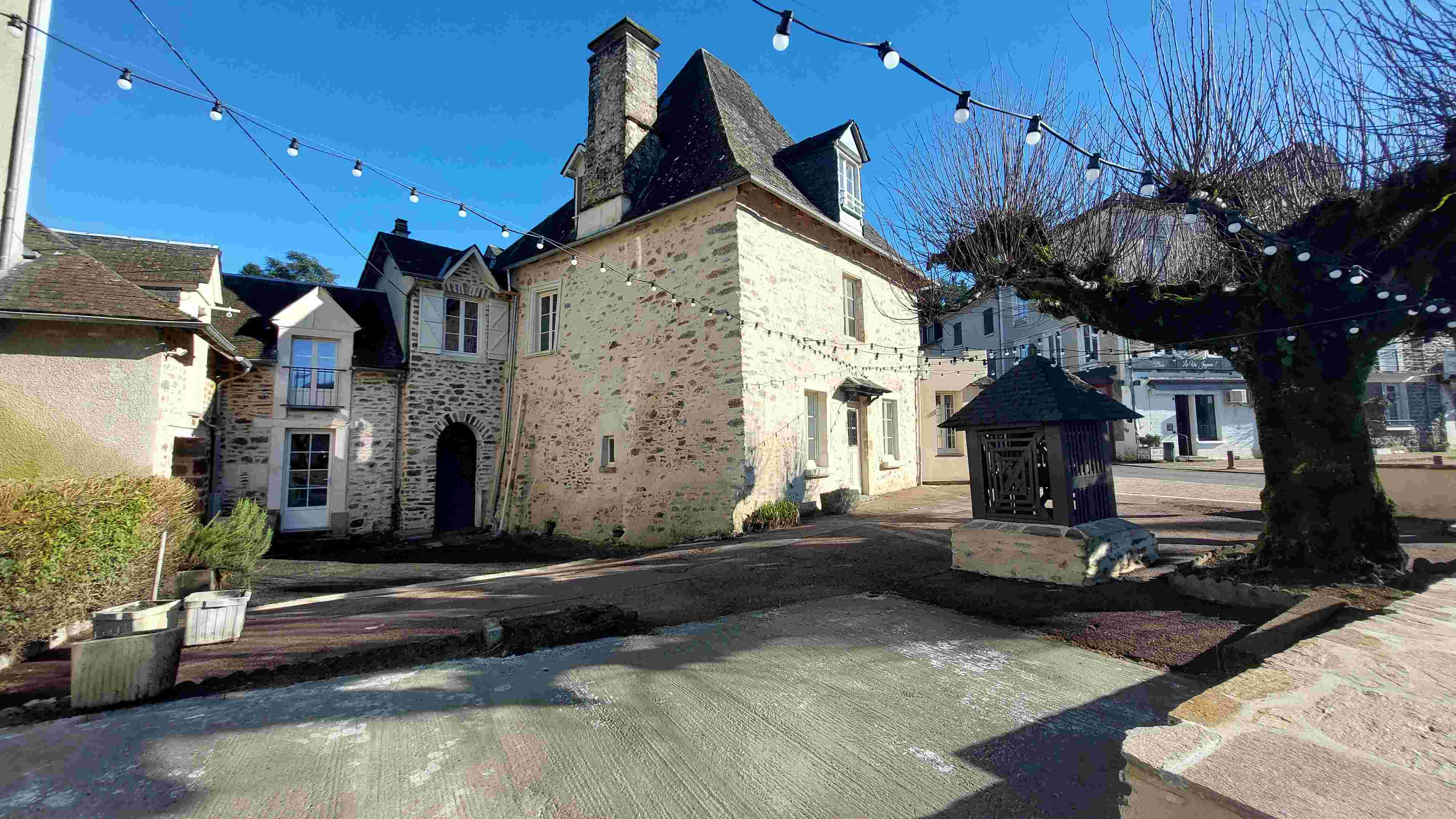 Tout un village touristique (5 minutes autoroute A20) vous attend avec impatience pour reprendre son Auberge de Caractère (ancien relais de poste) située sur la place principale face à l’abbatiale romane du XIIe siècle.
•	Bar type pub anglais avec cave à bières
•	Salle de restaurant avec grande cheminée de 44 couverts
•	Salle pour séminaires ou réunions professionnelles et familiales 
•	3 WC dont un handicapé
•	Cave à vin voutée
•	Cuisine toute équipée
•	Superbe terrasse ombragée par 2 tilleuls et éclairée
•	Dépendance pour stockage
•	Grand parking 
•	Possibilité d’avoir un appartement de fonction
Ensemble entièrement rénové, extérieur et intérieur.
Loyer 1500 € mensuel