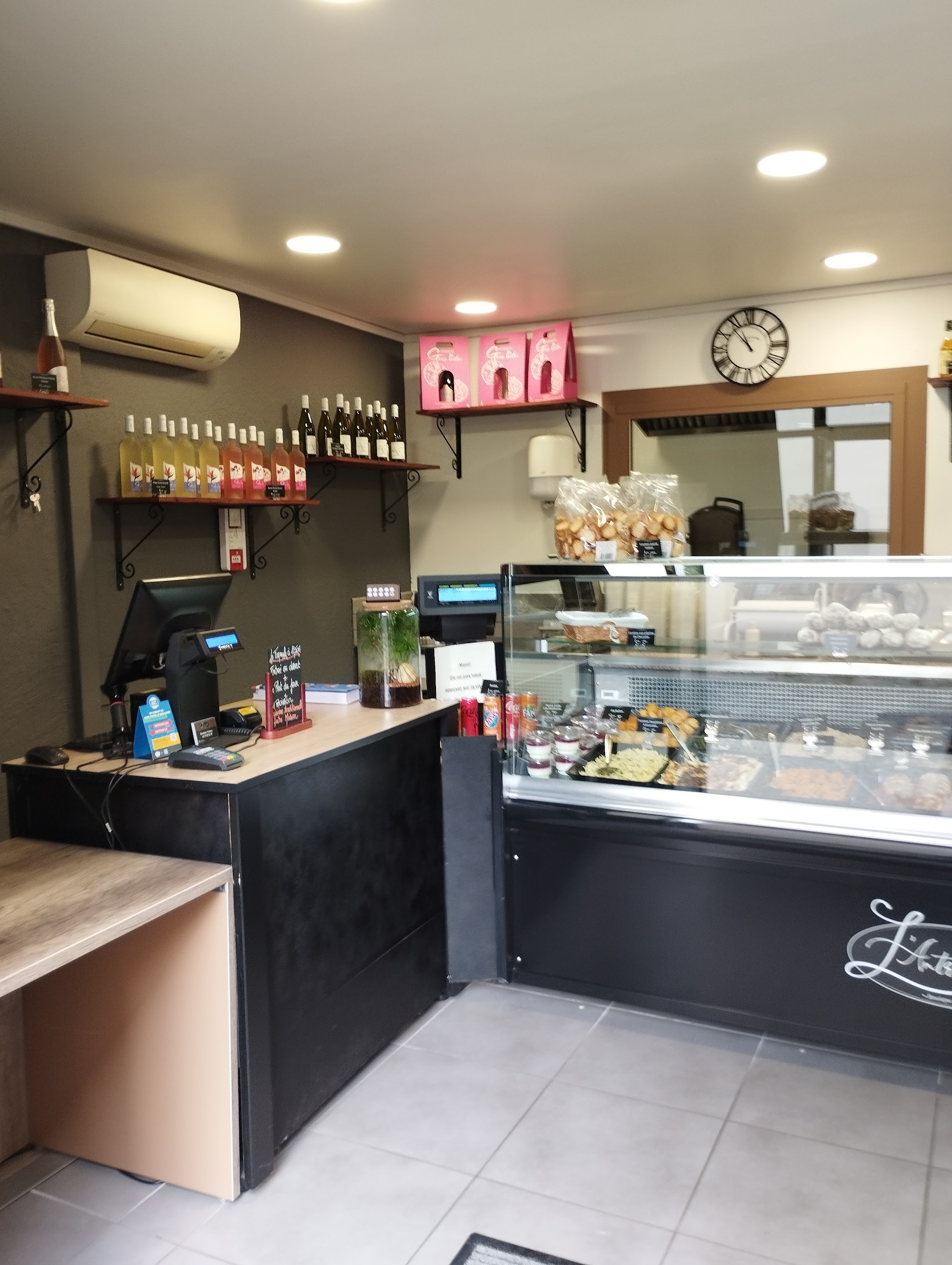Vends fond de commerce boutique Traiteur qui est installée en centre ville.
Emplacement N°1 proche parkings et commerces. Drôme Provençale.
Bonne notoriété, seul Traiteur de la ville de Nyons . Affaire familiale tenue depuis 3 ans. Clientèle fidèle : entreprises, touristes, locaux, administration etc..Pas de salariés.
Possibilité de développement supplémentaire.
Horaires d'ouverture : du lundi au samedi de 8 h 30 à 13 h et le mardi et vendredi après midi de 16 h à 19 h. Vacances : 4 semaines par an
Superficie : environ 100 m2.
Matériels en très bon état : Four et Vario marque Rational, hotte professionnelle, chambre froide, armoire de congélation, machine sous vide, cellule de refroidissement, coupe légumes,mélangeur,..lave vaisselle, batterie.
La boutique est séparée par une vitre du poste de cuisson. Réserve et cave voûtée etc ... Affaire idéale pour un couple.