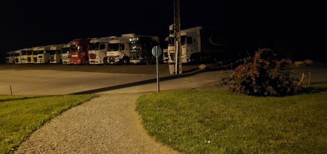 Les restaurateurs du "Relais d'Auverse", un restaurant routier dynamique et convivial souhaiteraient transmettre leur fonds de commerce pour profiter enfin de leurs retraite. Celui-ci est situé sur la départementale Tours - Angers, axe très passant et très apprécié de nos amis routiers, ouvriers et locaux. Chaque jour nos habitués peuvent bénéficier du point bar - tabac - presse dès 6h du matin, de menus très copieux et gourmands le midi et le soir, ainsi qu'un point sanitaire - douche et un grand parking pour nos routiers.