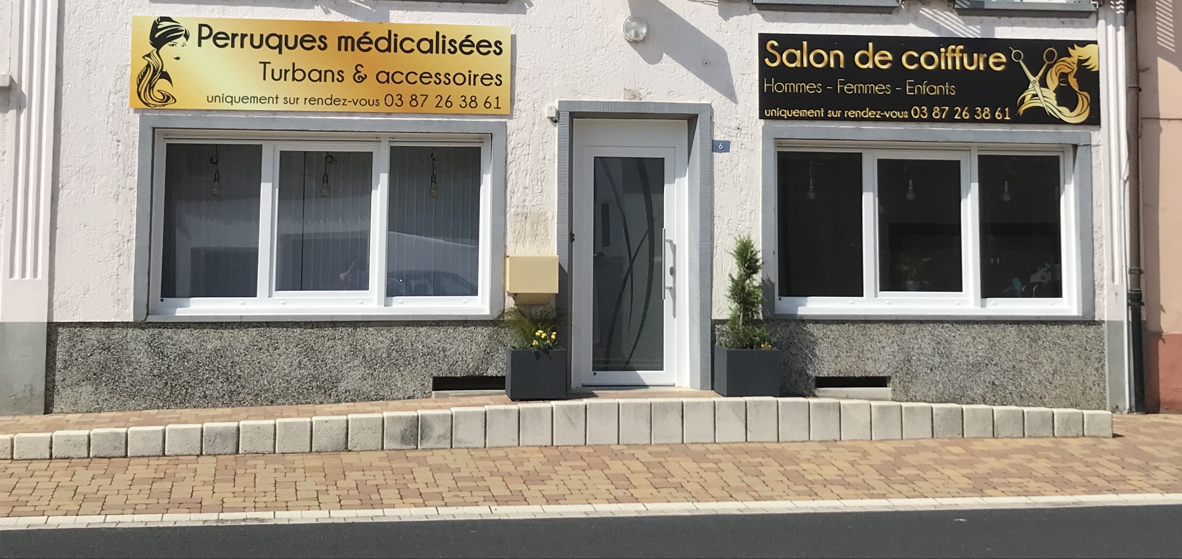 Après 22 ans de métier mais pour raison de santé, je vends mon fond de commerce salon de coiffure/perruques à fort potentiel qui se trouve dans la commune de Rémelfing (57200 - environ 1300 habitants).
Le local de 85 m2 est idéalement situé en plein carrefour avec un grand passage et a été refait à neuf en août 2021.
Très lumineux et très bien isolé, il dispose de 4 pièces (1 dédiée à la coiffure, 1 seconde pour les perruques, 1 salle d'attente et 1 local technique/cuisine) + 1 WC. Cet agencement atypique vous offre de nombreuses possibilités de travail (faire comme actuellement 1 partie coiffure et une autre perruque, ou bien 2 parties coiffure, ou même créer un secteur esthétique,...).
Possibilité de former le/la repreneur(se) à la perruque et une immersion au sein du salon peut être largement envisagée afin de présenter aux clients le/la nouveau/nouvelle dirigeant(e).
Clientèle très fidèle, locale et agréable!
Pas d'employé à reprendre mais possibilité de créer un second poste.
Accessibilité PMR.
Avec ou sans stock.
Ecoles maternelle et primaire.
Parkings gratuits.
Nombreux commerces de proximité à haut potentiel (boulangerie, pharmacie, restaurant, café, fleuriste, taxi, infirmières, ...).
A 5 min de la ville de Sarreguemines (57200 - environ 20 300 habitants) et de ses super/hypermarchés.