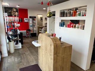 Salon de coiffure bon état
Petit plus un appartement de 100 m2 (  photo sur demande )

Gros potentiel à développer commune en plein essor à proximité : 
Gare et divers commerces 

Bonne situation géographique 

Prix salon de coiffure  : 49 000 €
Prix total : 150 000 €