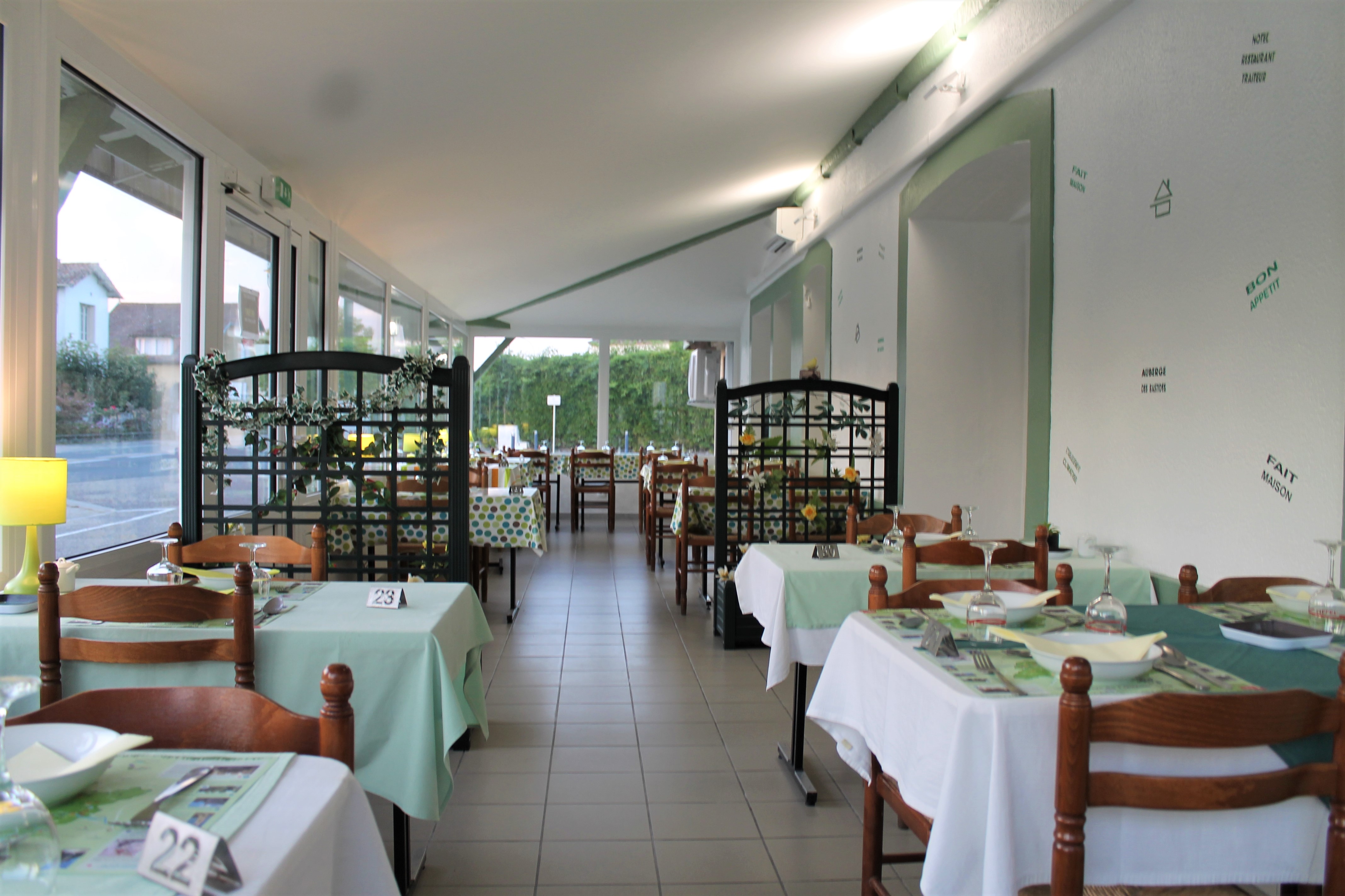 Après 17 ans auprès de nos clients nous décidons de nous séparer de notre Hôtel Restaurant situé à Saint-Pardoux-Isaac (47) — Axe stratégique D933 (Bergerac / Marmande).

Prix attractif pour cet établissement entièrement rénové et aux normes (PMR & sécurité), idéalement positionné le long de la D933, à 20 km de Marmande et 30 km de Bergerac. Bénéficiant d'un fort flux de passage quotidien et d'une visibilité optimale, l'affaire s'appuie sur une clientèle fidèle (locale, pro et touristique).

🍽️ Restauration & Bar
Salle de restaurant : 90 couverts, entièrement climatisée.
Terrasse couverte : 30 couverts.
Cuisine & Bar : Cuisine pro équipée et opérationnelle, bar avec réserve dédiée, sanitaires aux normes.

Activité Traiteur : Beau potentiel de développement avec camion traiteur.

🏨 Hôtellerie & Logement
Hôtel : 8 chambres équipées et climatisées.
Salon commun chaleureux pour la clientèle.
Logement de fonction : Appartement privatif inclus sur place (2 chambre, salon, Salle de bains).

🚗 Parkings & Annexes
Grand parking privé : Accès et stationnement très faciles pour voitures et poids lourds.

4 garages fermés.

💼 Conditions financières & Exploitation
Prix du fonds de commerce : 65 000 €
Loyer : 1600e/mois
Possibilité d'acheter également les murs.

Bel outil de travail sain, prêt à exploiter.
