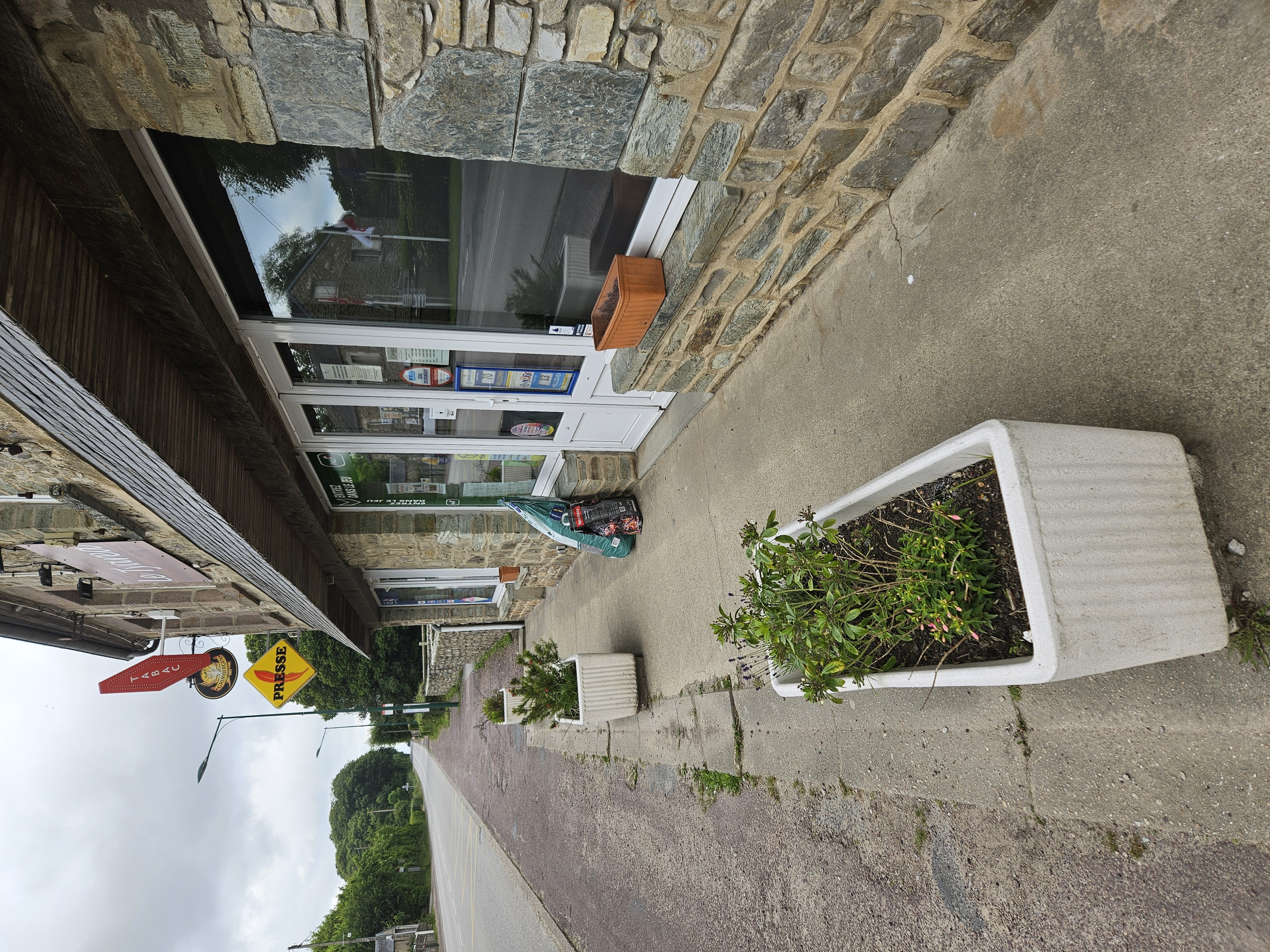 Vend fond de Commerce multiservices dans un bourg commerçant et et très fréquenté.
Situé sur un axe très passant à 10min de Cherbourg.
Activités : 
- Bar;
- Tabac;
- Presse;
- Librairie;
- FDJ et PMU;
- Nickel et Point Vert Crédit Agricole;
- Relais Pickup;
- Gaz;

Clientèle fidèle, logement au-dessus du commerce.
Idéal pour couple. Possibilités de développement
Affaire à Saisir !!!