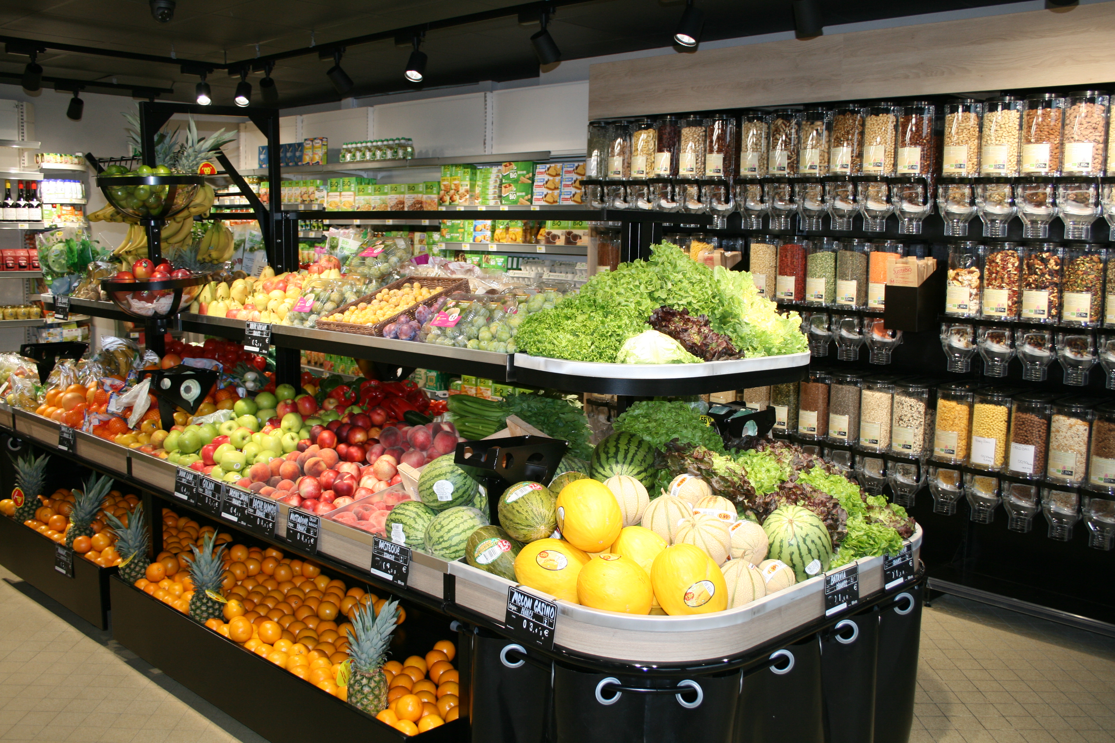 Vente d’un fonds de commerce alimentaire d’un local clé en main, multi-services d’une surface de vente de 110 m² + réserve, bureau (80 m2) et cave, dans un village authentique de plus de 2000 habitants, avec un environnement très agréable, une clientèle particulièrement fidèle et sans concurrent direct (1er concurrent INTERMARCHÉ CONTACT à 5 kms).

Professionnel du point chaud (pain/viennoiseries -> dans les 1500 baguettes par mois ; dans les 800 galettes des rois à l’Épiphanie), spécialiste du Fruit & Légume (+ de 15% de quote-part), de nombreux services sont proposés à la clientèle : gaz ; livraisons à domicile ; produits locaux (viande, fromage LS, yaourts, pâtes fraiches…).

Clientèle avec du pouvoir d’achat et férue des animations commerciales (nombreux évènements festifs toute l’année) ; partenariats riches avec la mairie, les associations, la cantine de l’école, la crèche et la maison d’autonomie. Fournisseur officiel du marché de pays qui a lieu tous les jeudis pendant l’été avec 800 à 1000 visiteurs présents à chaque édition (vente de 2,5 tonnes de frites par exemple !).

Horaires d’ouverture : du mardi au samedi de 08h à 12h30 et de 15h à 19h15 ; le dimanche et le lundi de 08h à 12h30.

Situé au cœur vivant du village ; matériel en bon état de marche ; très bonne marge actuelle dans les 34% et possibilité de développer le CA en proposant de nouveaux services qui fonctionneront obligatoirement : la marée TRAD, le fromage à la coupe et le relais-colis en locker.

CA de 427 000 € TTC au dernier bilan.
Loyer mensuel TTC : 900€.

Vente du fonds de commerce à 100 000 € -> Un rapport qualité/prix inégalable ! Et pas de frais d'agence. 
Profil solo ou duo envisageable (actuellement 1 exploitant, 2 salariés 25h et la conjointe du commerçant pour la partie administrative uniquement).
ATTENTION, maîtrise indispensable du Fruit & Légume ainsi qu’un dynamisme et un état d’esprit commerçant obligatoire !

Dans les 50 000 € d’apport requis.
Si votre profil correspond à un vrai couple commerçant multi-services d’un village rural et authentique, alors n’hésitez pas à nous solliciter !

Optez pour une franchise dont vous serez 100% INDÉPENDANT !

*photos non contractuelles
Réf. annonce 432678