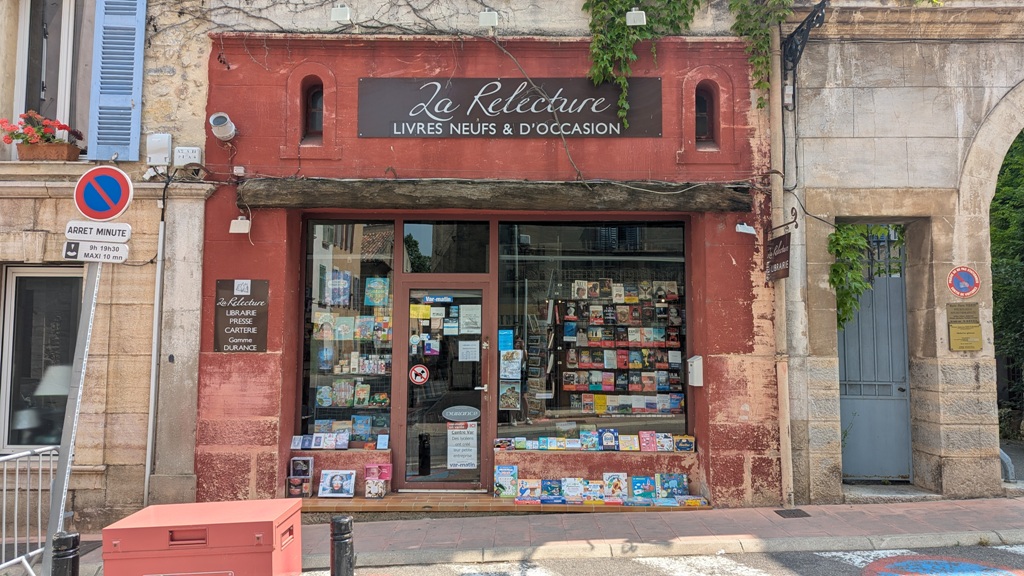 CARCES 83570- Rare: opportunité de fonds de commerce LIBRAIRIE 
Carcès est un village dynamique toute l'année, plusieurs commerces, restaurants, associations, complexes éducatifs, médicaux et sportifs, où il fait bon vivre en famille.
Très bien situé dans la rue commerçante animée de notre si beau village, dans une maison de village de caractère, rare opportunité: fonds de commerce de la librairie La Relecture. En activité depuis 2014, Dominique et Jean-Paul sont devenus des acteurs incontournables de notre commune. Accueillant et conseillant, au quotidien, une clientèle locale fidèle au sein de la librairie, touristique par leur présence sur les marchés, et connectée grâce à leurs ventes en ligne. Point Presse, livres, jouets, divertissements et produits Durance: un large éventail qui satisfait des plus petits aux plus grands. Le commerce offre une très belle visibilité, avec du stationnement aux abords immédiats et une grande vitrine pour dévoiler vos best-sellers ainsi qu'une boutique de 26m² environ en RDC + mezzanine 15m². Réserve avec évier et WC indépendant. Les bilans seront mis à votre disposition, et le stock sera à négocier. Nous répondrons avec plaisir à l'ensemble de vos questions