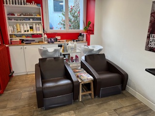 Salon de coiffure bon état
Petit plus un appartement de 100 m2 (  photo sur demande )

Gros potentiel à développer commune en plein essor à proximité : 
Gare et divers commerces 

Bonne situation géographique 

Prix salon de coiffure  : 49 000 €
Prix total : 150 000 €