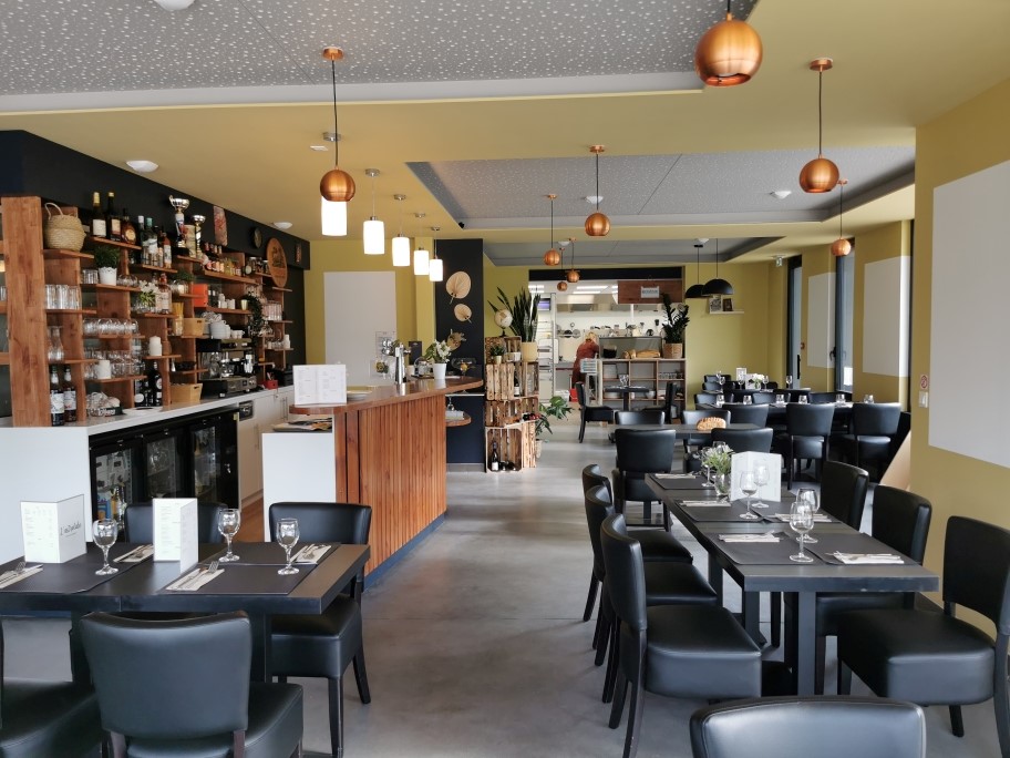 Commune rurale dynamique de 1100h, proche de Paimpol en Côtes-d'Armor recherche un exploitant pour restauration, bar, crêperie, pizzéria.
La partie immeuble est propriété de la commune de Quemper-Guézennec.
Le fonds de commerce, limité à la clientèle, est propriété des exploitants actuels.

Partie commerce :
- Capacité intérieure du commerce : environ 40 couverts avec cuisine semi ouverte
- Belle terrasse extérieure munie d'un parasol
- Grand parking attenant (plus de 70 places)
- Proximité immédiate de la salle polyvalente.

Logement : 
- La partie privative est située à l'étage
- Le logement comprend 3 chambres, une cuisine séjour, une véranda et une terrasse extérieure.

Conditions de location particulièrement attractives.

Le centre bourg de Quemper-Guézennec, est particulièrement attractif, notamment en raison de ses aménagements et de ses commerces dont une supérette, un salon de coiffure, un restaurant bar. Il faut ajouter, l'ouverture prochaine d'un commerce pluriactivités. 
A proximité immédiate du bourg, un espace sport et loisirs permet de s'adonner au fitness, au tennis, aux sports d'un city park. L'aménagement autour d'un terrain de football est complété par un parcours de santé, un skate park, une tyrolienne, un terrain bicross, des allées de boules, des espaces détentes et des jeux pour enfants.
Actuellement en cours de construction, deux terrains de padel couverts complétés par un club house.