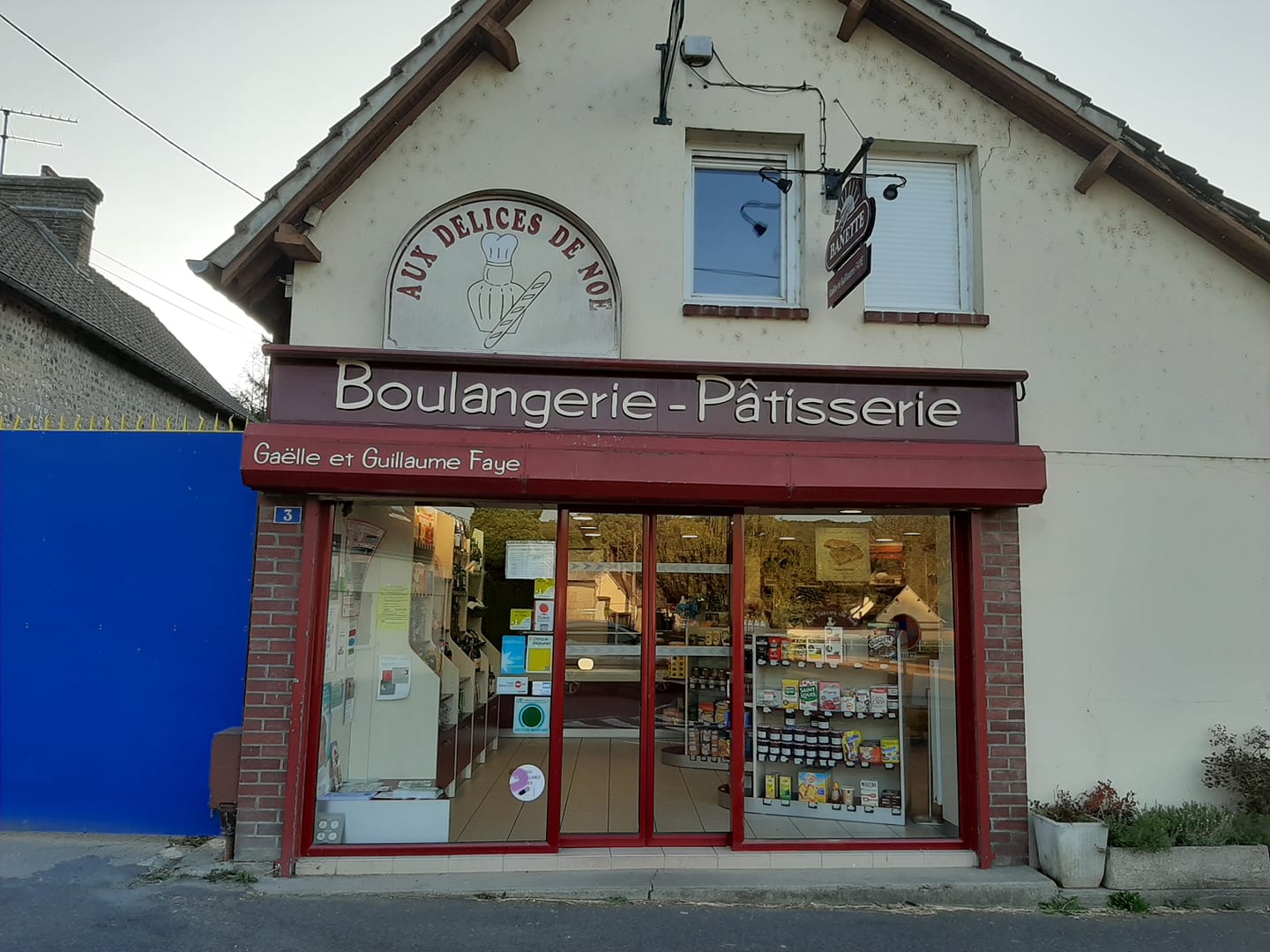 Boulangerie de campagne avec environ 1000 habitants.
Clientèle fidèle. Seul commerce du village
Point relais
Possibilité d'achats de murs
Grand logement au dessus du commerce environ 180 m2 habitable