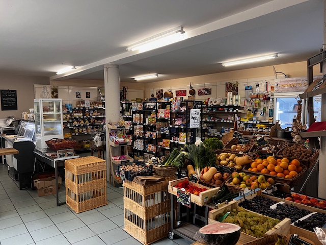 Nous vous proposons une opportunité d’acquérir un fonds de commerce d’épicerie caviste et produits du terroir , situé dans un village classé parmi les plus beaux de France. Cette installation, d’une superficie totale de 130 m², est agrémentée d'une réserve de 30 m², offrant tout l’espace nécessaire pour le stockage et la gestion quotidienne de votre activité.

**Potentiel commercial :**

Ce fonds de commerce se distingue par son emplacement privilégié, attirant aussi bien les résidents locaux que les touristes en quête de produits du terroir authentiques.

 Le village, renommé pour son patrimoine architectural et son ambiance conviviale, bénéficie d’un flux constant de visiteurs, garantissant un excellent potentiel de développement.
- Positionnement stratégique dans un lieu prisé 
- Possibilité d’élargir la gamme de produits (bio, artisanaux) 
- possibilité d’élargir le snacking.
- Développement potentiellement rapide grâce à l'absence de concurrence directe.
Ce fonds de commerce représente une excellente opportunité pour un entrepreneur désireux de s'installer dans un cadre idyllique tout en profitant d’un marché porteur.