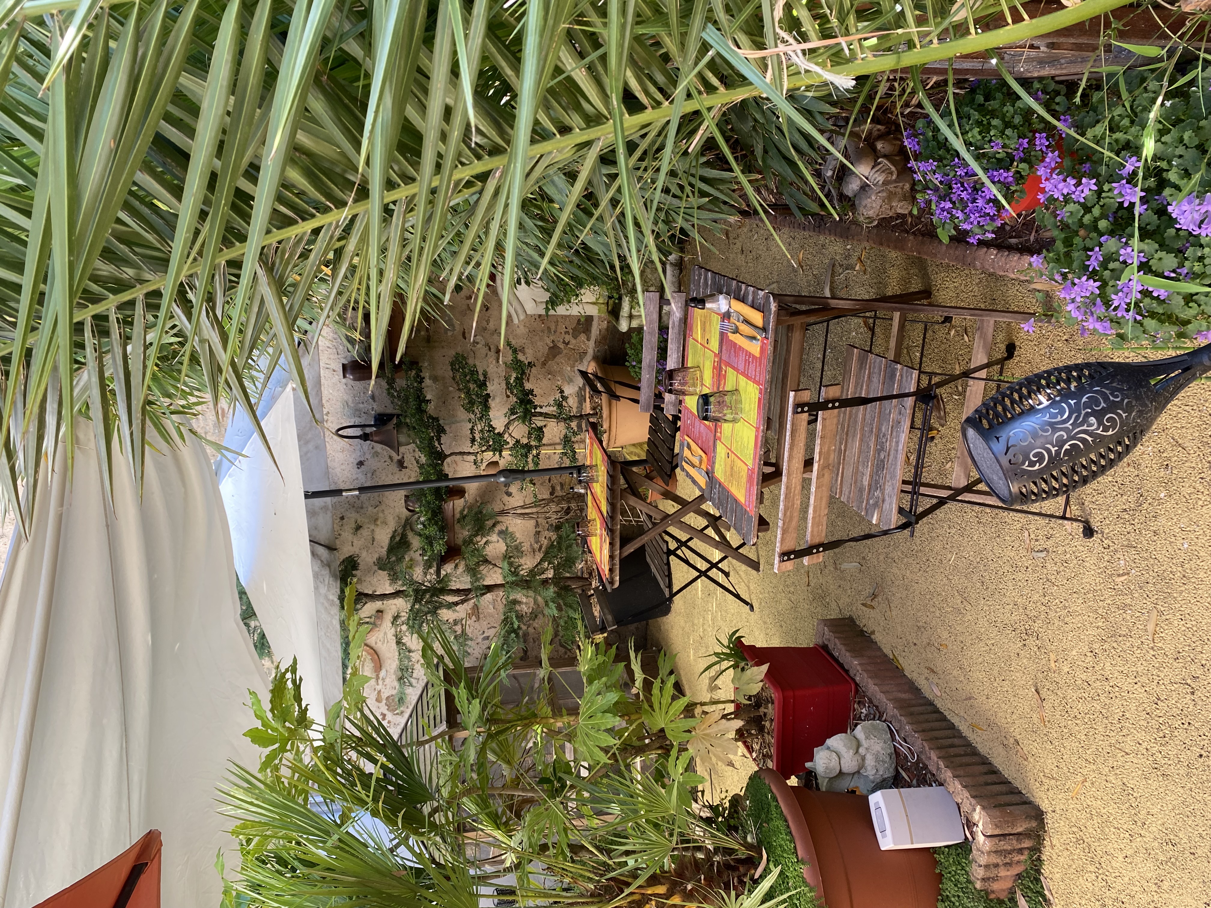 Vends fond de commerce  (Crêperie, pizzeria )située dans petit village, a 15 minutes du Puy-du-Fou et 1 heure de la mer ..village avec toutes commodités et tout commerce …établissement avec deux salles intérieur dont un étage, un Patios ,   jardin et terrasse… idéal pour première affaire ou couple avec un salarié.. possibilité également d’acquérir les murs de la partie commerciale et les murs de la maison attenante  au commerce (maison, 70 m² : deux chambres, salon, cuisine, deux WC, une salle de bain  …commerce, 104 m² …) affaire achetée en 2010 en progression tous les ans et chiffre d’affaires depuis 2019 stable à part bien sûr 2020 /2021 année Covid..:(