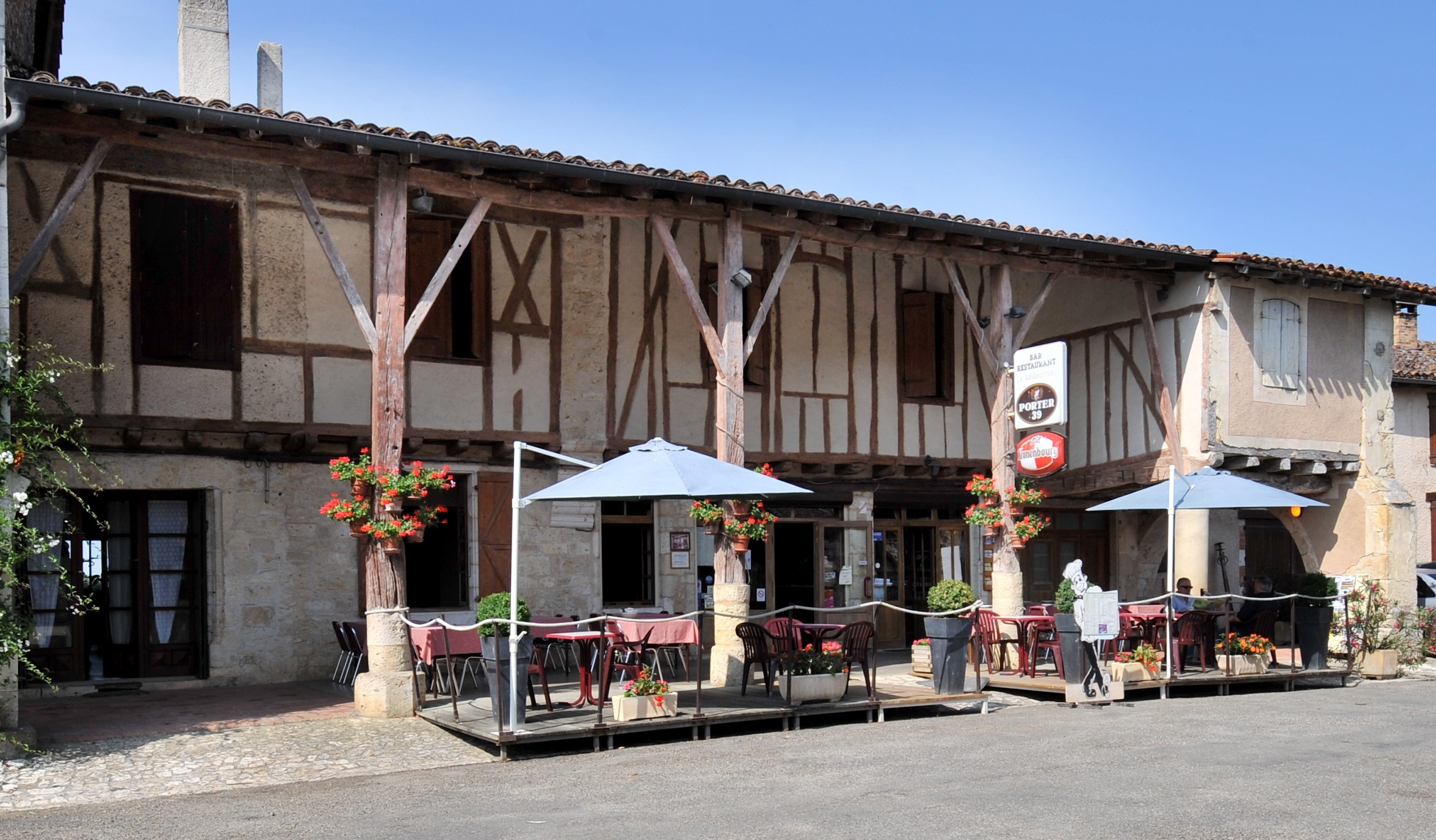 Fonds de commerce "Bar et Restauration" à Monfort (Gers)
Le restaurant La Grignotière, une institution locale avec une activité lucrative de bar et une licence IV. Idéalement situé dans le village historique de Monfort, très prisé des touristes et des habitués.

Un outil de travail clé en main pour un projet de vie : Cet établissement dispose d'une excellente réputation et est en pleine activité. Il est parfait pour une acquisition immédiate, sans nécessité de travaux, grâce à une cuisine professionnelle fonctionnelle. Sa grande capacité d'accueil de 50 à 70 couverts est un atout majeur, avec :

- Une terrasse sous les arcades pour les beaux jours
- Une grande salle intérieure, idéale pour les groupes et les événements privés

Le dynamisme du village, avec ses activités locales, son école primaire et ses commerces, représente un fort potentiel de développement du chiffre d'affaires, parfait pour un projet familial.

Détails de l'offre
Fonds de commerce : 125 000 €
Loyer mensuel : 1 300 €, incluant le bar, le restaurant et un appartement T4 de 80m² situé au-dessus, idéal pour un logement de fonction.

Ce fonds de commerce est une véritable opportunité pour un projet de vie, offrant un outil de travail rentable et opérationnel dans un environnement touristique et familial.