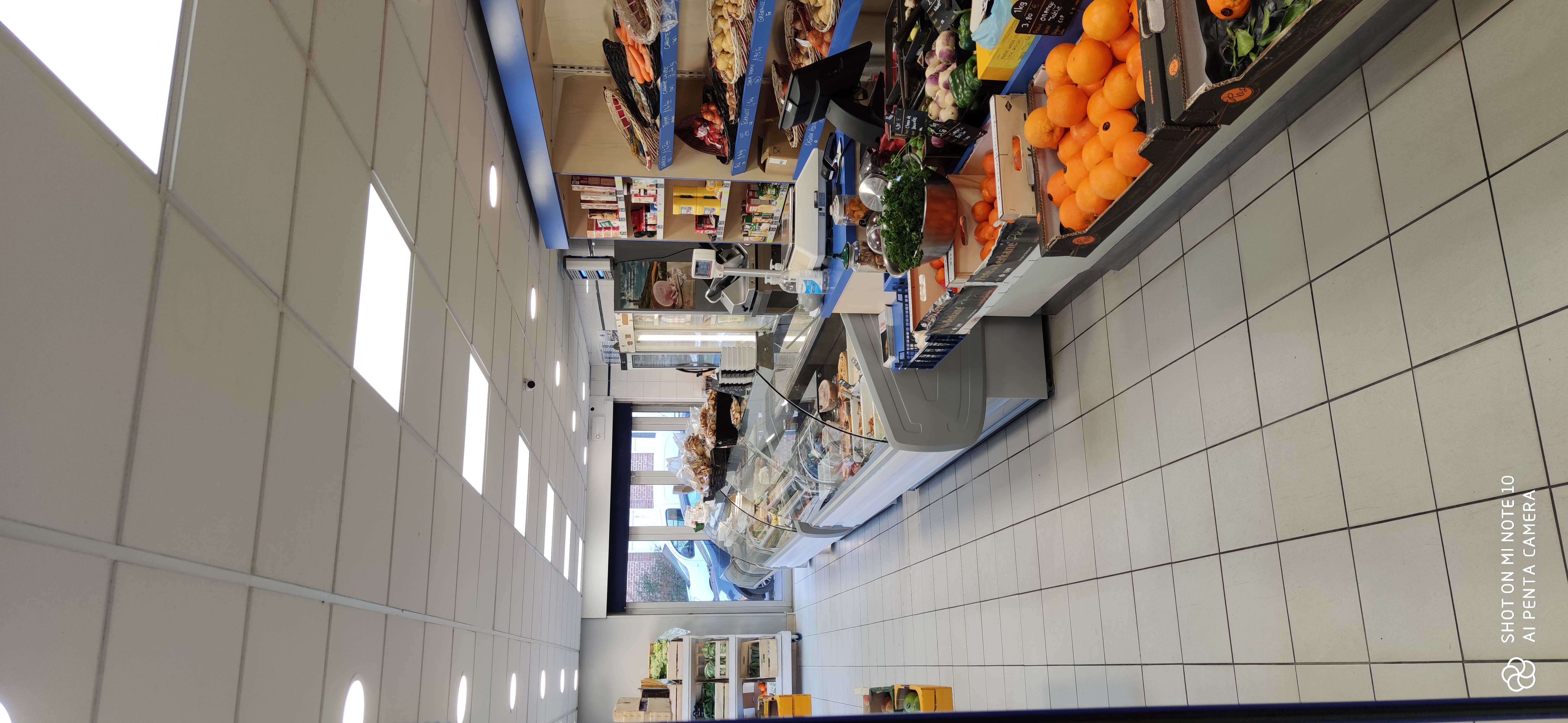 Commerce primeur poissonnerie crèmerie situé au coeur de la ville sur axe passant.
Surface 80m2
Disposant de 2 chambres froides + cuisine.
Bail tous commerces.