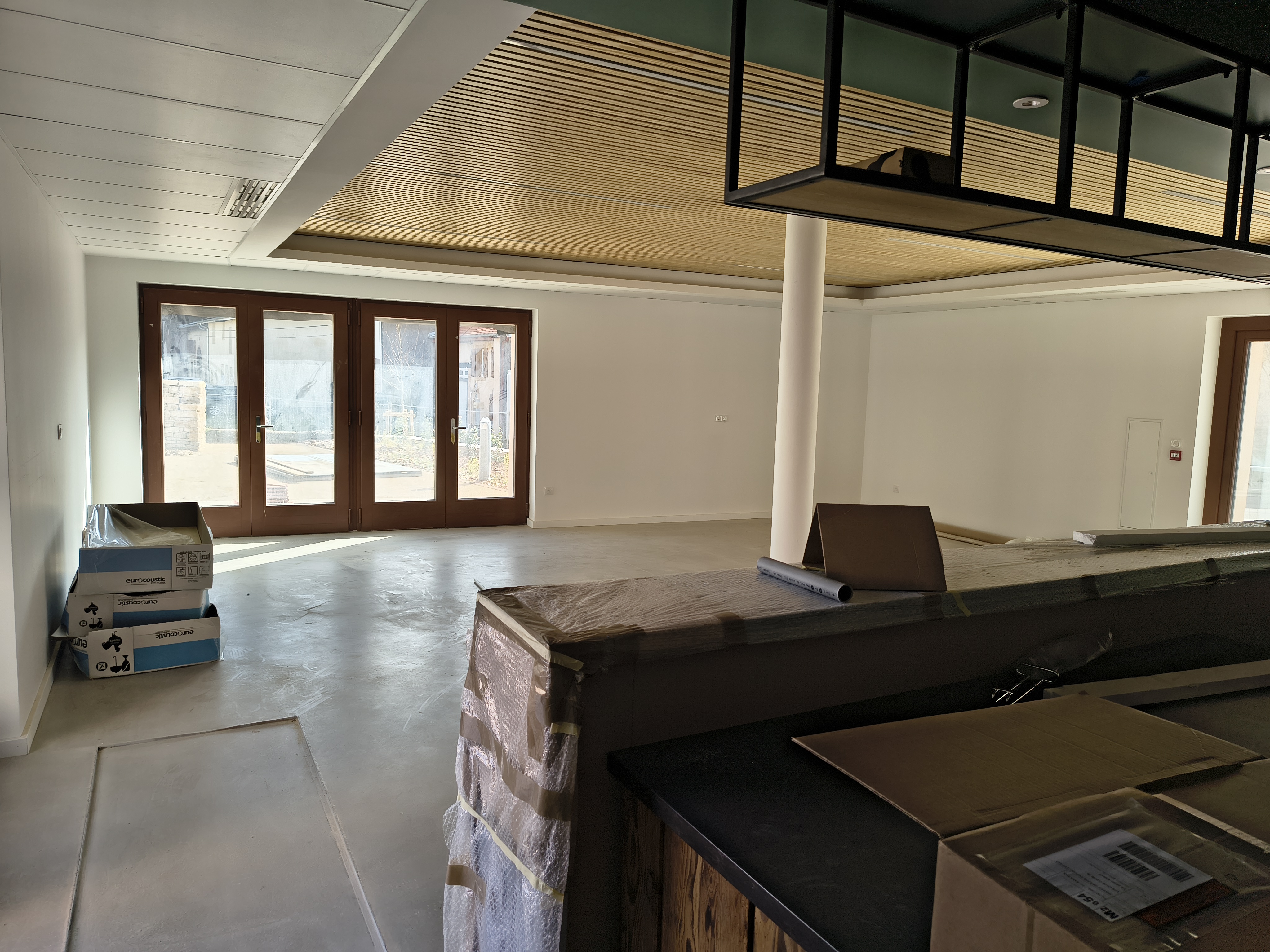 Fontenoy-la-Joûte est une commune rurale française du département de Meurthe-et-Moselle, en région Grand Est, située entre Lunéville et Baccarat. 
Elle compte 311 habitants (données 2023), avec une densité d’environ 28 hab./km². 
La commune fait partie de la Communauté de communes du Territoire de Lunéville à Baccarat. 
Fontenoy-la-Joûte est surtout connue comme “Village du Livre” depuis 1996, avec une dizaine de librairies, bouquinistes et événements littéraires qui attirent amateurs de lecture et visiteurs. Ce label culturel contribue à sa notoriété bien au-delà de sa taille modeste. Le village, typiquement lorrain, est aussi apprécié pour son cadre naturel verdoyant, ses paysages agricoles et forestiers. Il est situé à environ 55 km au sud-est de Nancy, offrant un accès facile aux villes voisines tout en restant calme et authentique. Sa vie locale comprend des manifestations culturelles régulières autour du livre et de l’écriture, renforçant son identité singulière. 

Profil de gérant.e recherché.e :
• Vous possédez des vraies qualités de commerçant et une vive volonté d’entreprendre.
• Vous souhaitez vous engager en faveur de la ruralité et en comprenez les enjeux.
• Vous justifiez d’une expérience significative dans le secteur de la restauration et maitrisez
les techniques culinaires essentielles, ainsi que les normes d’hygiène et de sécurité
• Vous avez des bases solides en gestion et faites preuve de rigueur et d’organisation
• Vous avez des fonds propres et/ou envisagez un prêt pour le lancement de votre entreprise
et l’achat du matériel sur place.

Activités : bar, restauration, animations, multiservices.

Local :
-Etat neuf
-Equipements mis à disposition par la mairie : chauffe-plat, armoire positive, armoire négative,
bain-marie, centrale de nettoyage, four, friteuse, lave-vaisselle, verrerie, lot de casseroles, machine à café, table inox
-Superficie : salle de restaurant/bar 80.7m2, cuisine 19.2m2, réserve et stockage 6.3m2, espaces
extérieurs environ 45m2-Stationnement à proximité.

Contrat proposé : location- bail commercial 3-6-9 ( local, matériel, Licence IV)- 400€

Aspects financiers :
• Apport financier pour l’achat de matériel et petits équipements +
trésorerie de départ 10 000€